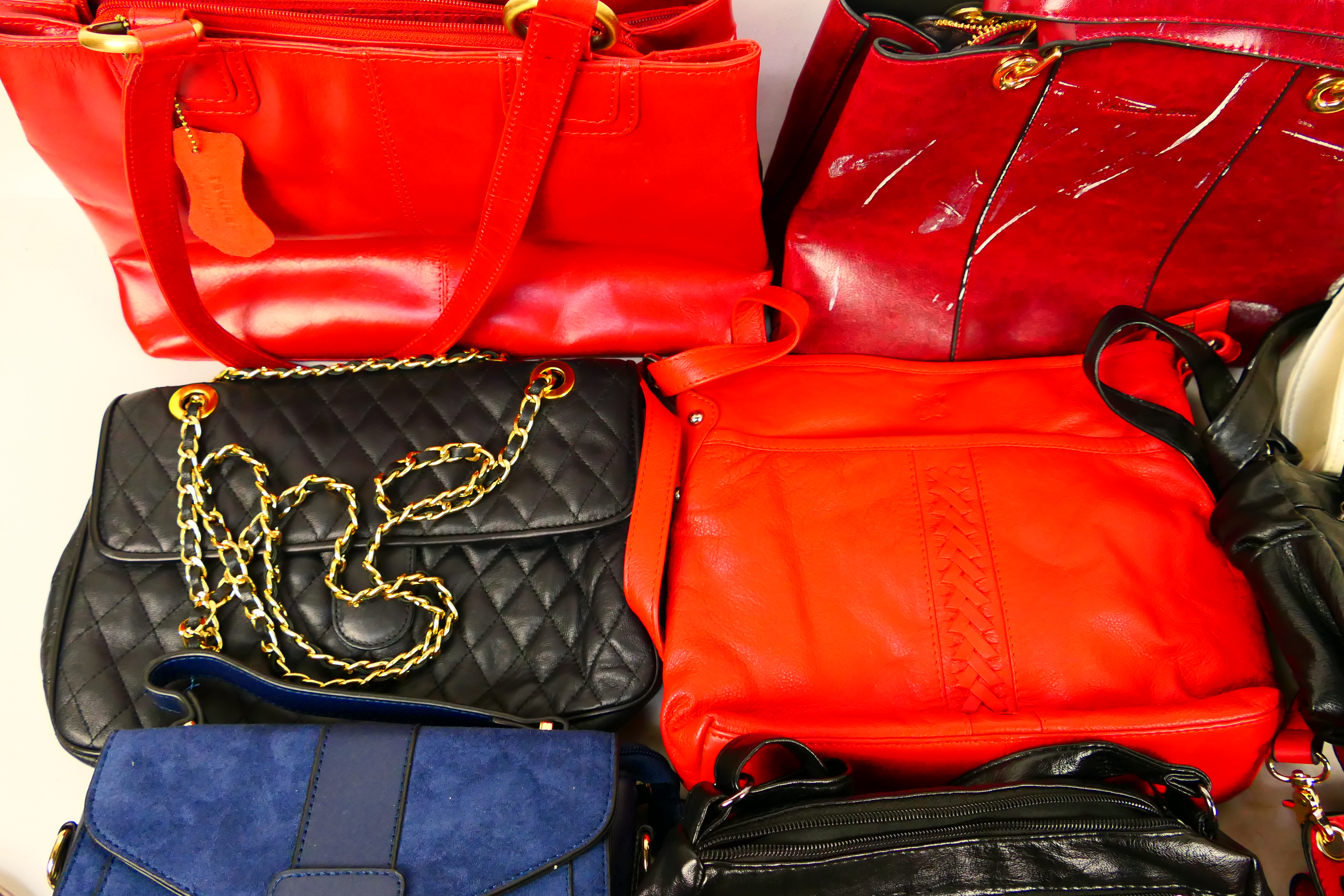 A job lot of predominantly unmarked handbags to include colours of dark blue, dark red, black, - Image 4 of 6