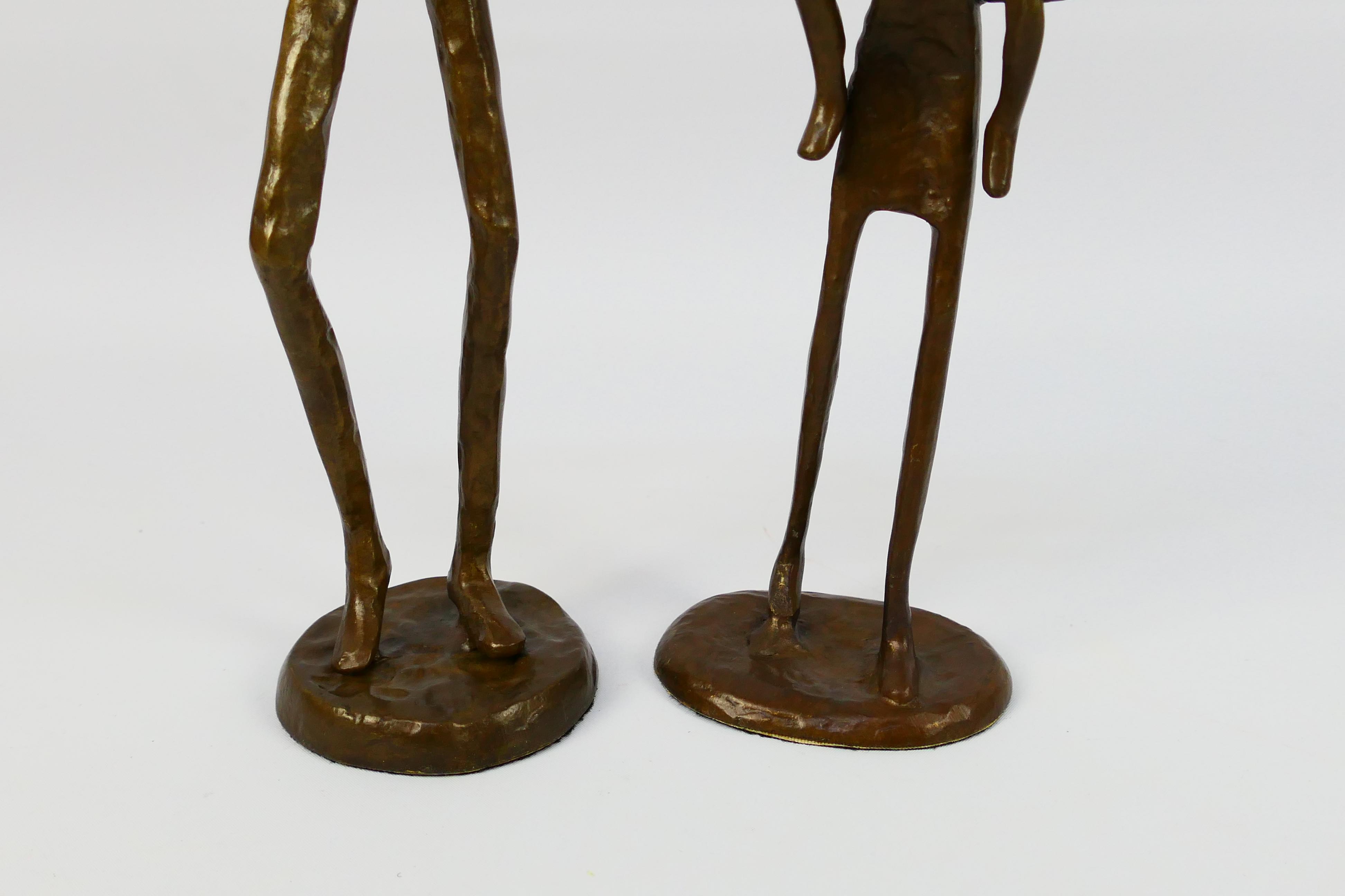 A pair of bronze figures / groups, unsigned, largest approximately 28 cm (h). [2]. - Image 4 of 7