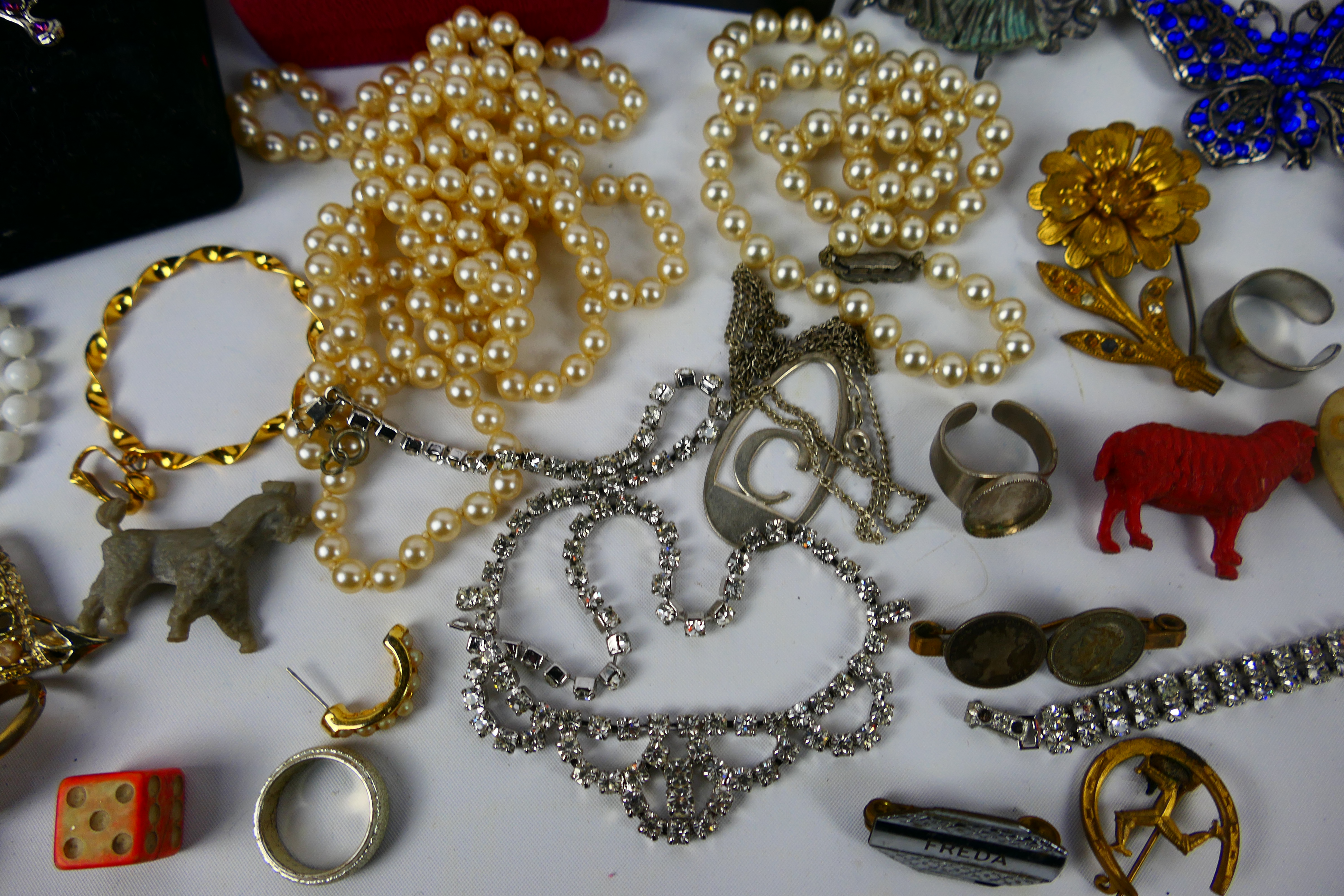 A collection of costume jewellery to include silver bangle, brooches, rings and similar. - Image 8 of 9