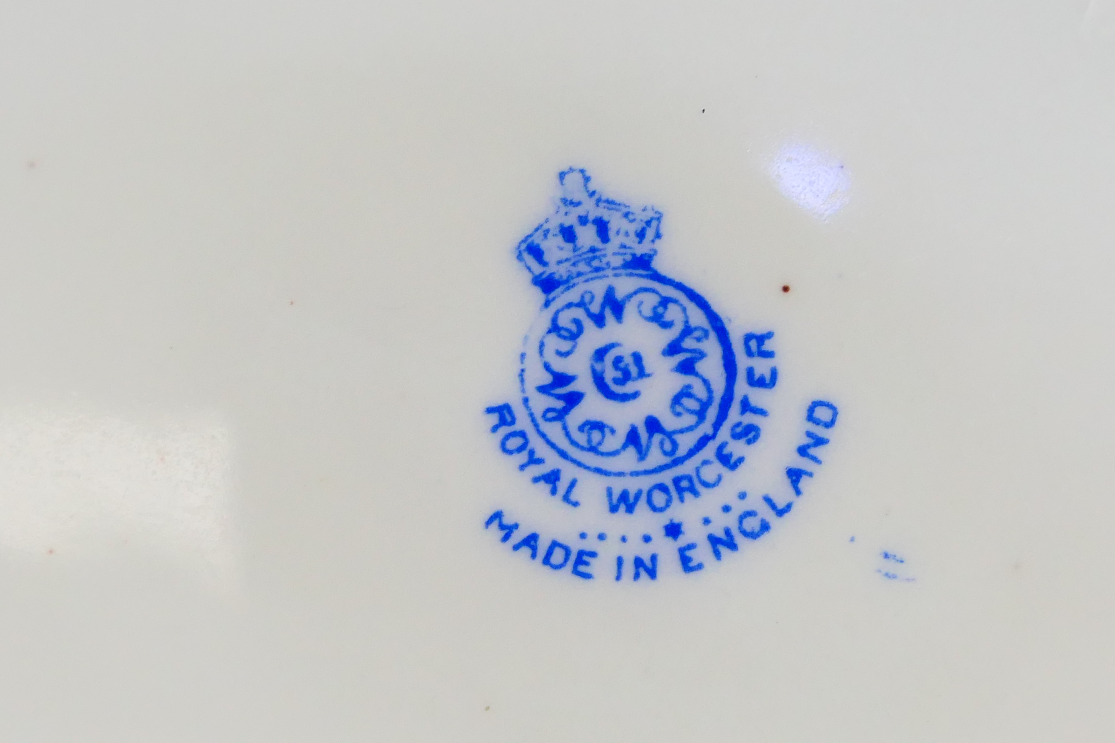 Royal Doulton, Royal Worcester, Wedgwood - 6 x ceramic plates. - Image 8 of 8