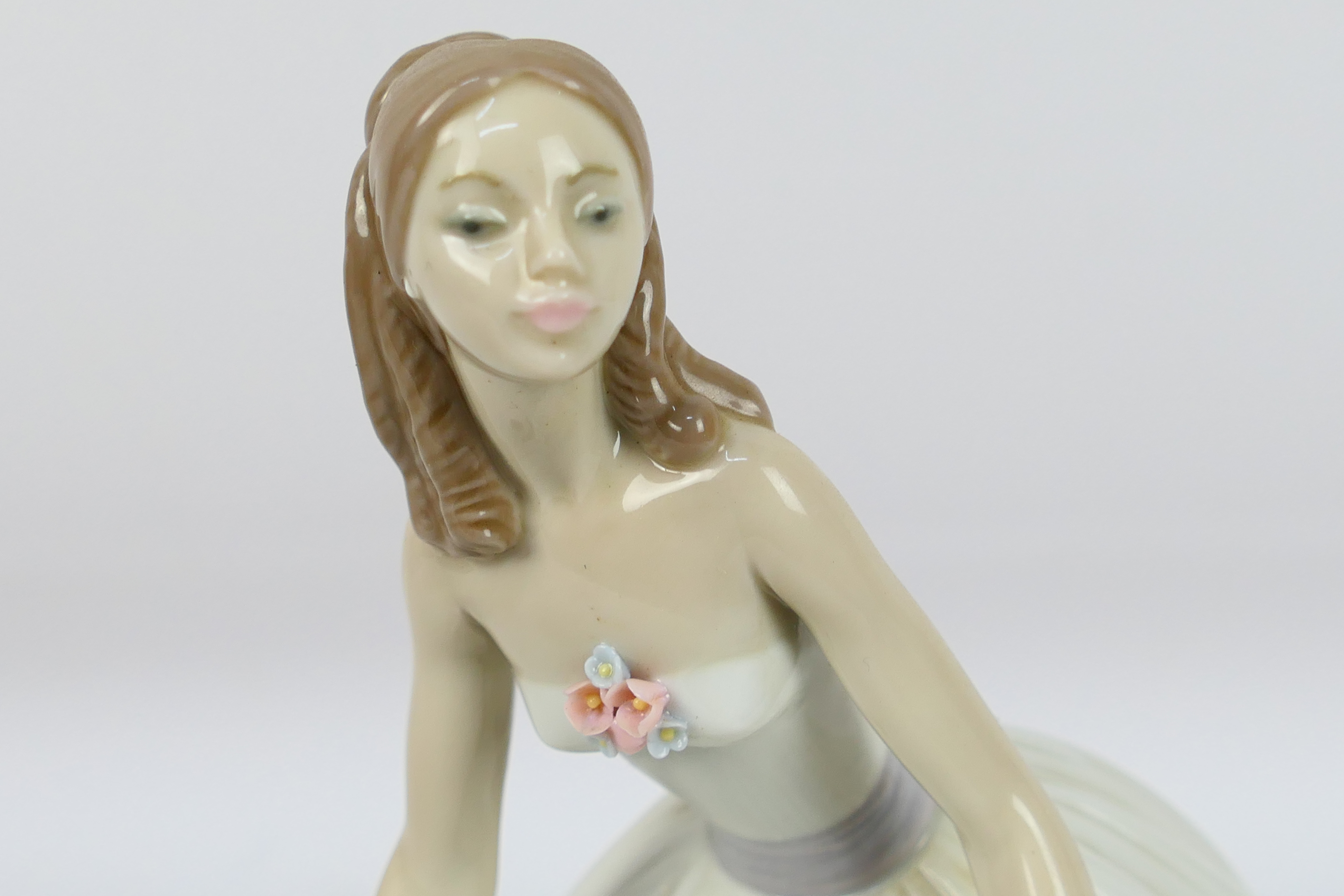 A boxed Lladro figure, Waiting To Dance, # 5858, approximately 22 cm (h). - Image 3 of 5