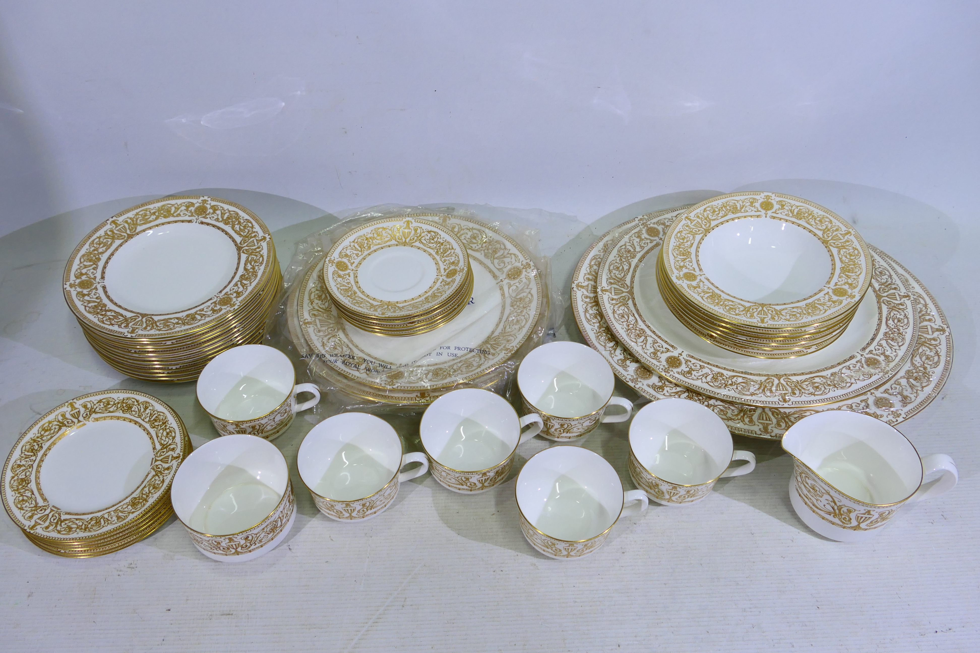 Royal Worcester - A large Royal Worcester 1966 Hyde Park ceramic gold and white tea/dinner set.