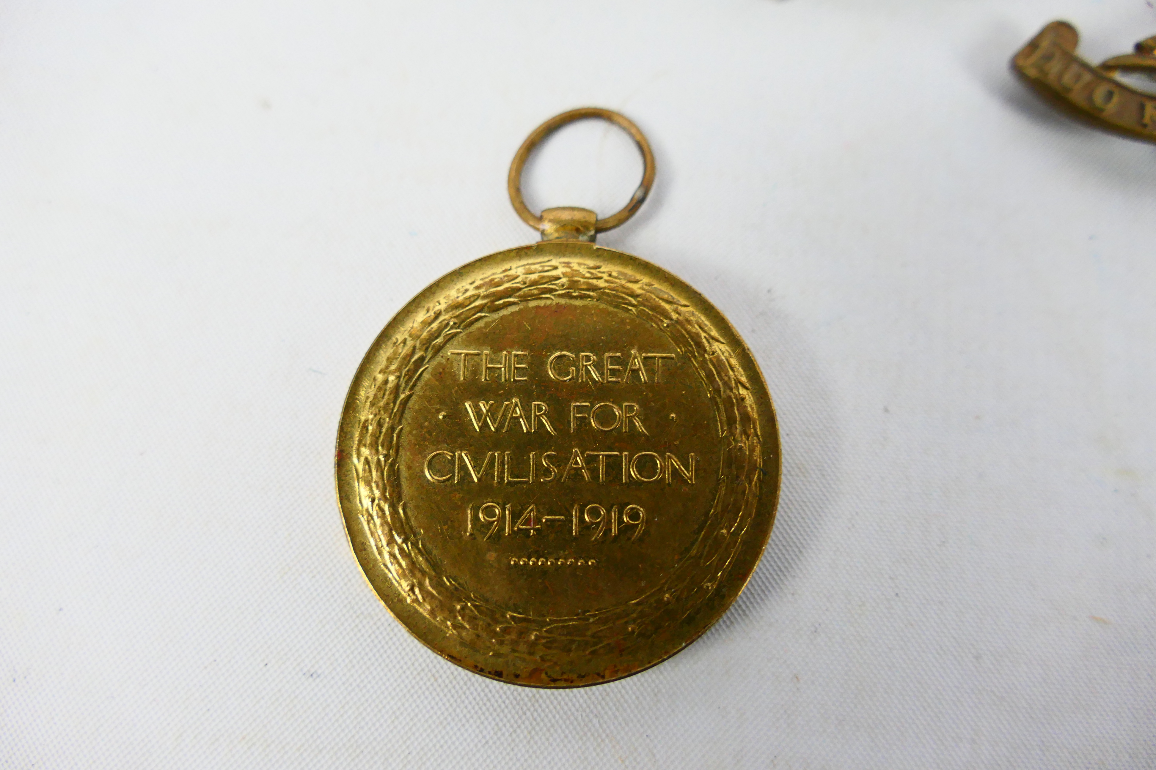 Lot to include various cap badges, General Service Trade Pattern pocket watch, - Image 8 of 11