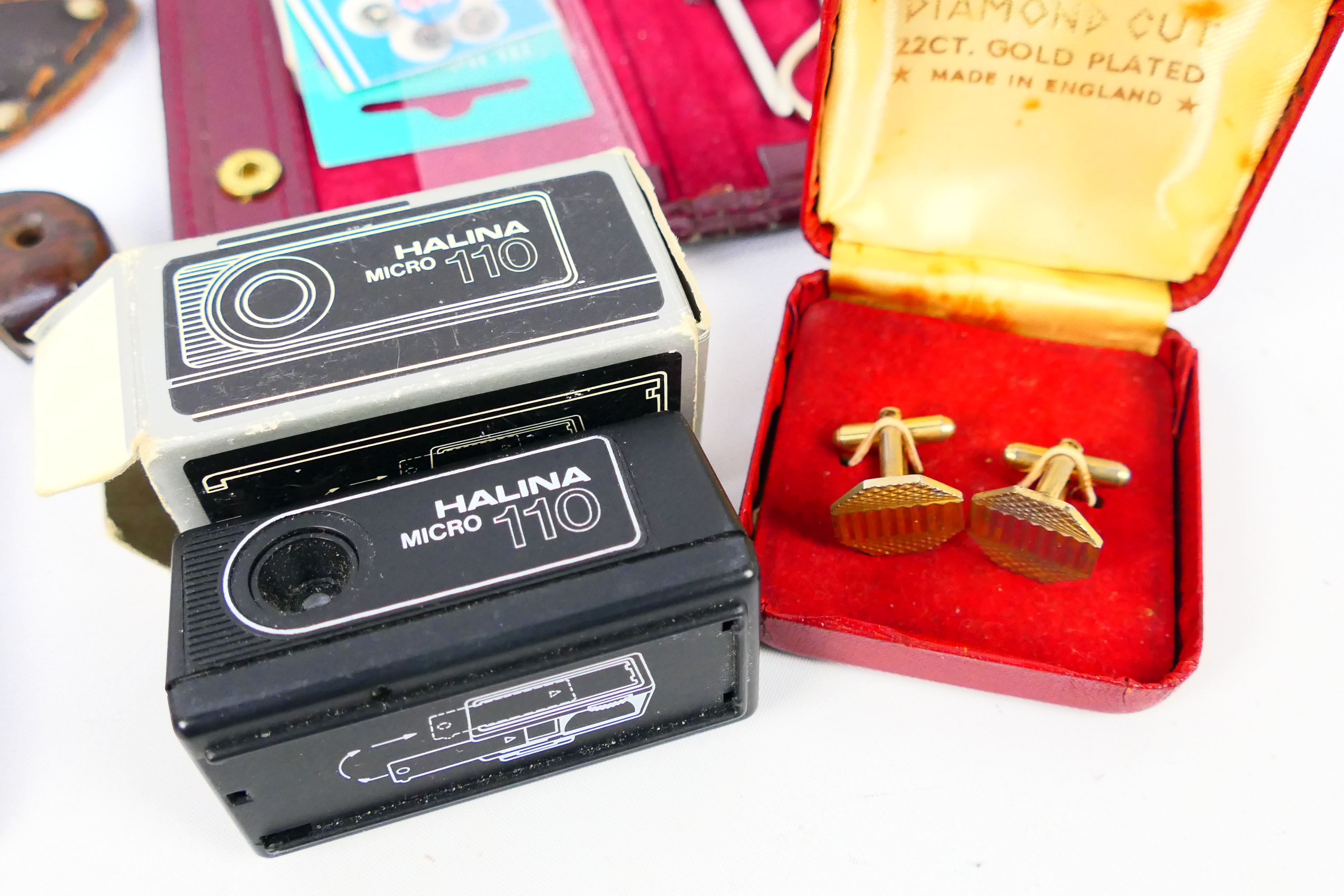 A mixed lot of collectables to include a Bowie type knife, boxed Halina Micro 110 miniature camera, - Image 4 of 7