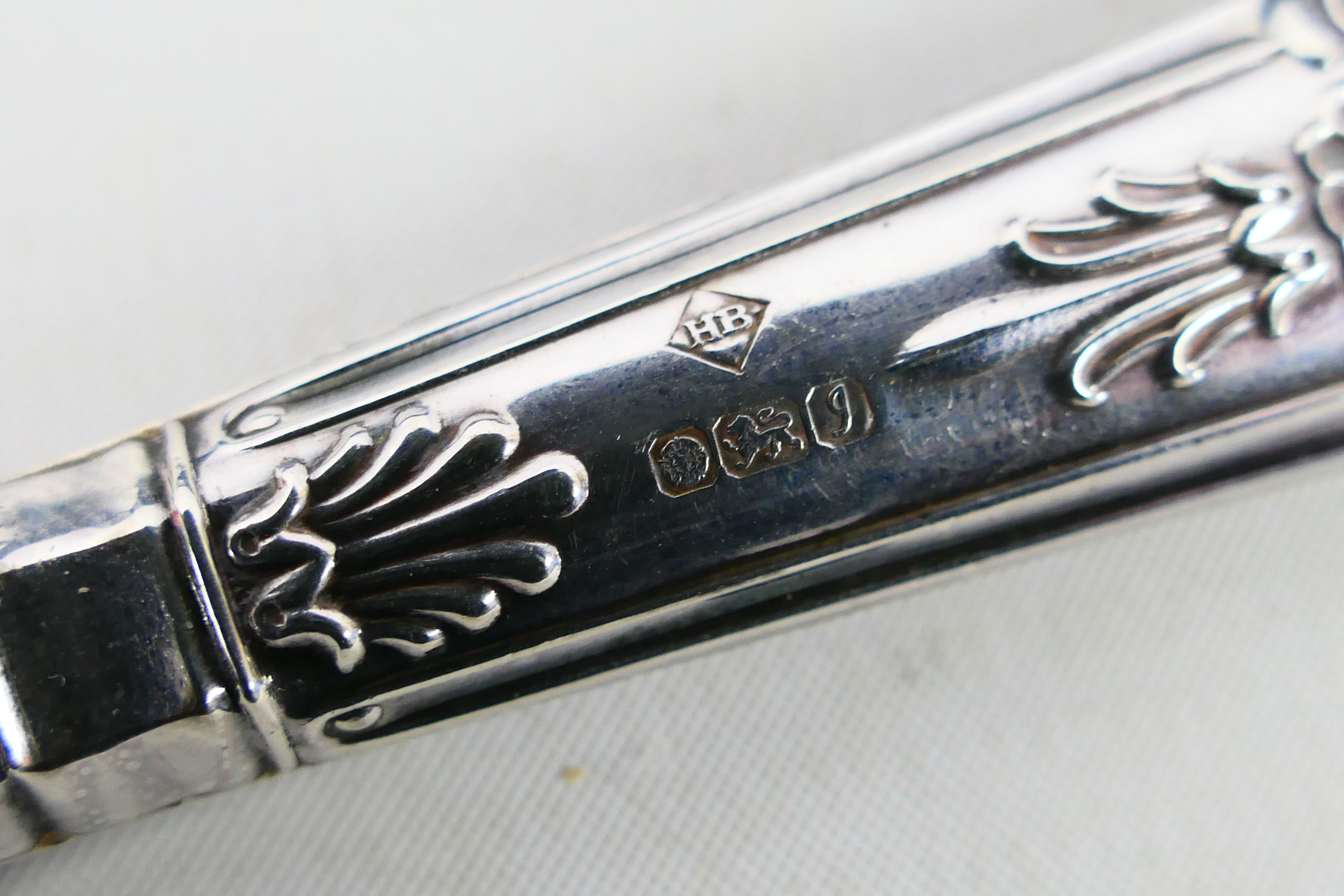 A silver handled cheese knife in original box. Sheffield assay 1983. Harrison Brothers makers mark. - Image 6 of 6