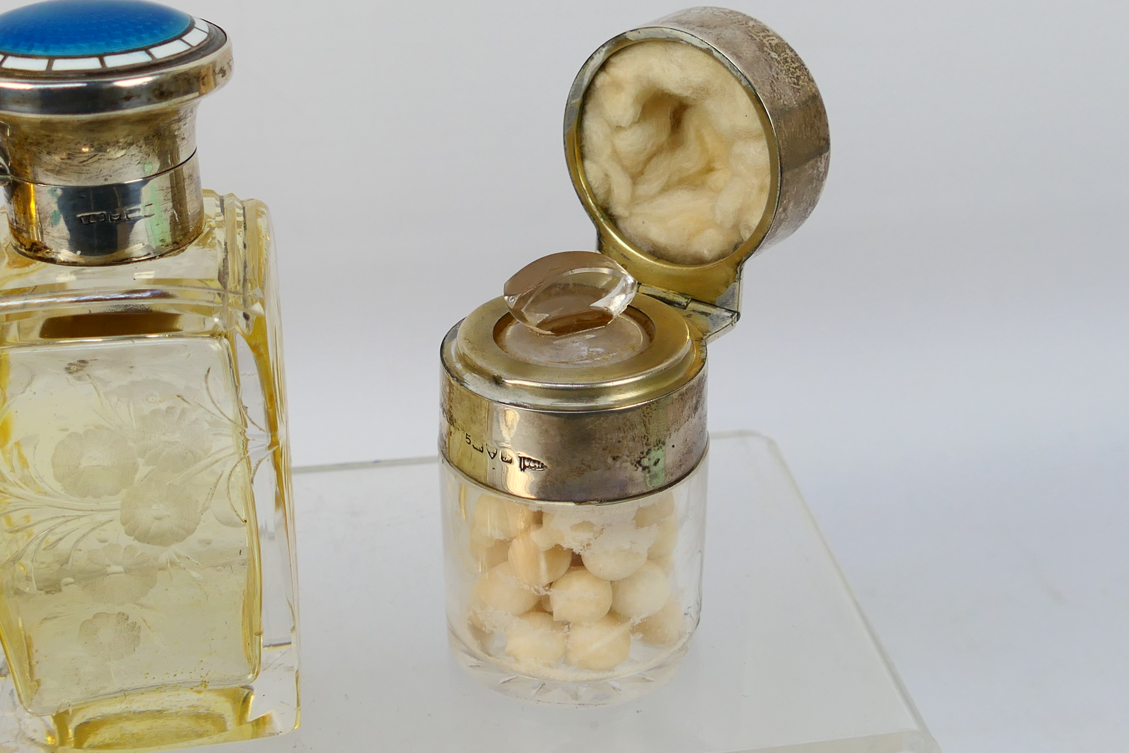 A group of silver mounted dressing table items comprising scent bottle with silver and enamel lid, - Image 7 of 8