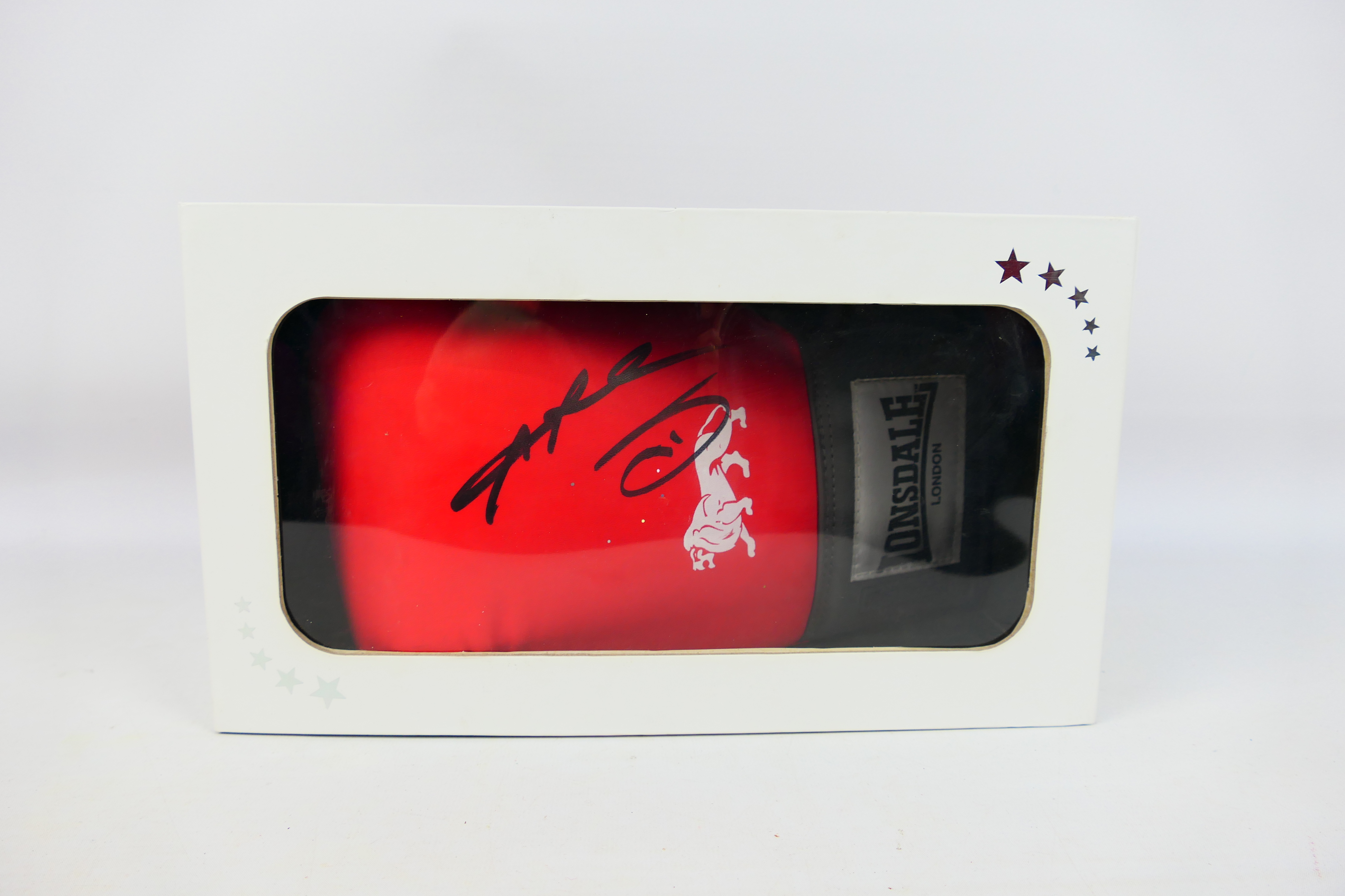 Boxing Interest - A red Lonsdale boxing glove signed by Sugar Ray Leonard (Ray Charles Leonard) - Image 4 of 5