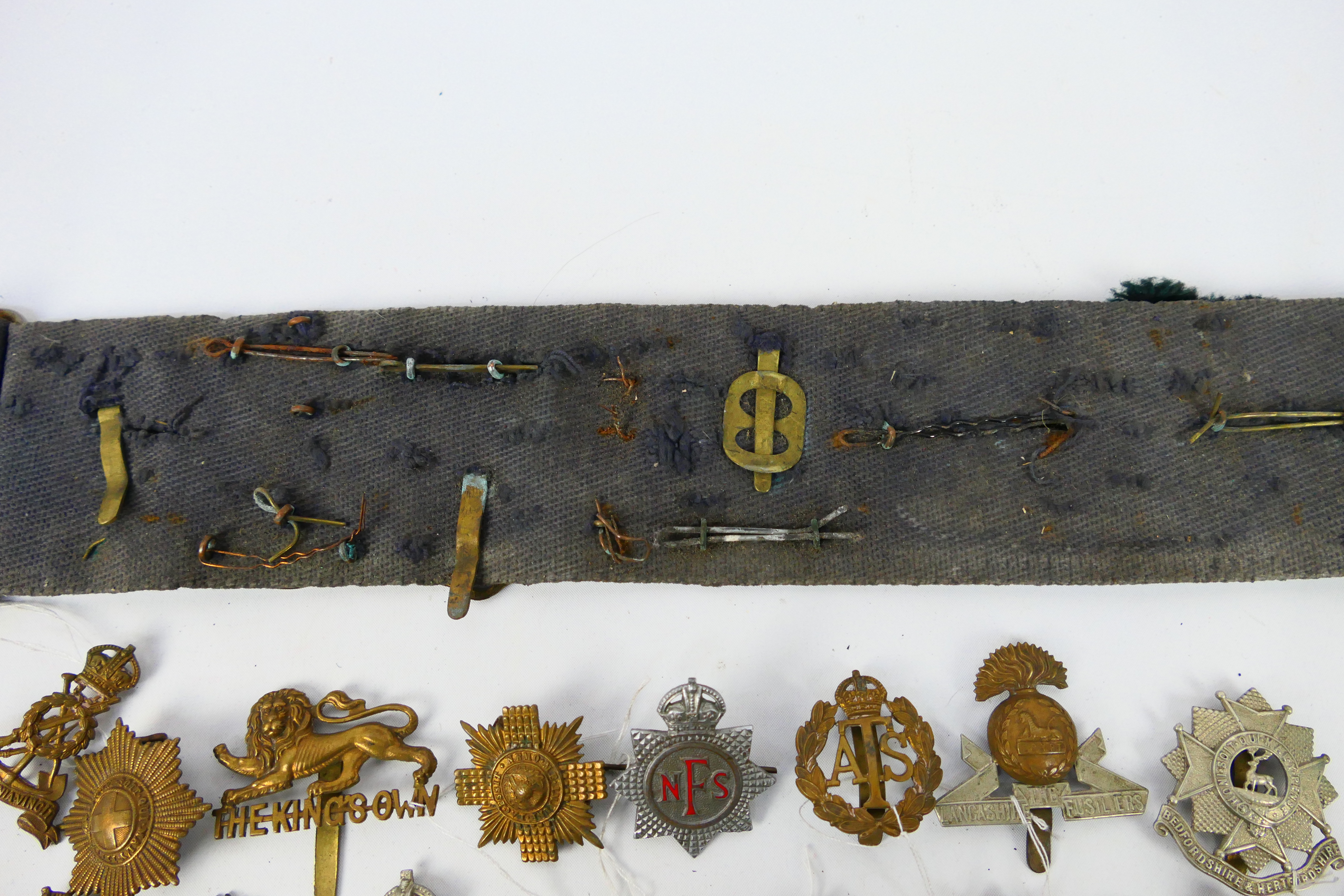 A collection of cap badges and similar insignia to include Royal East Kent, Rifle Brigade, - Image 10 of 12