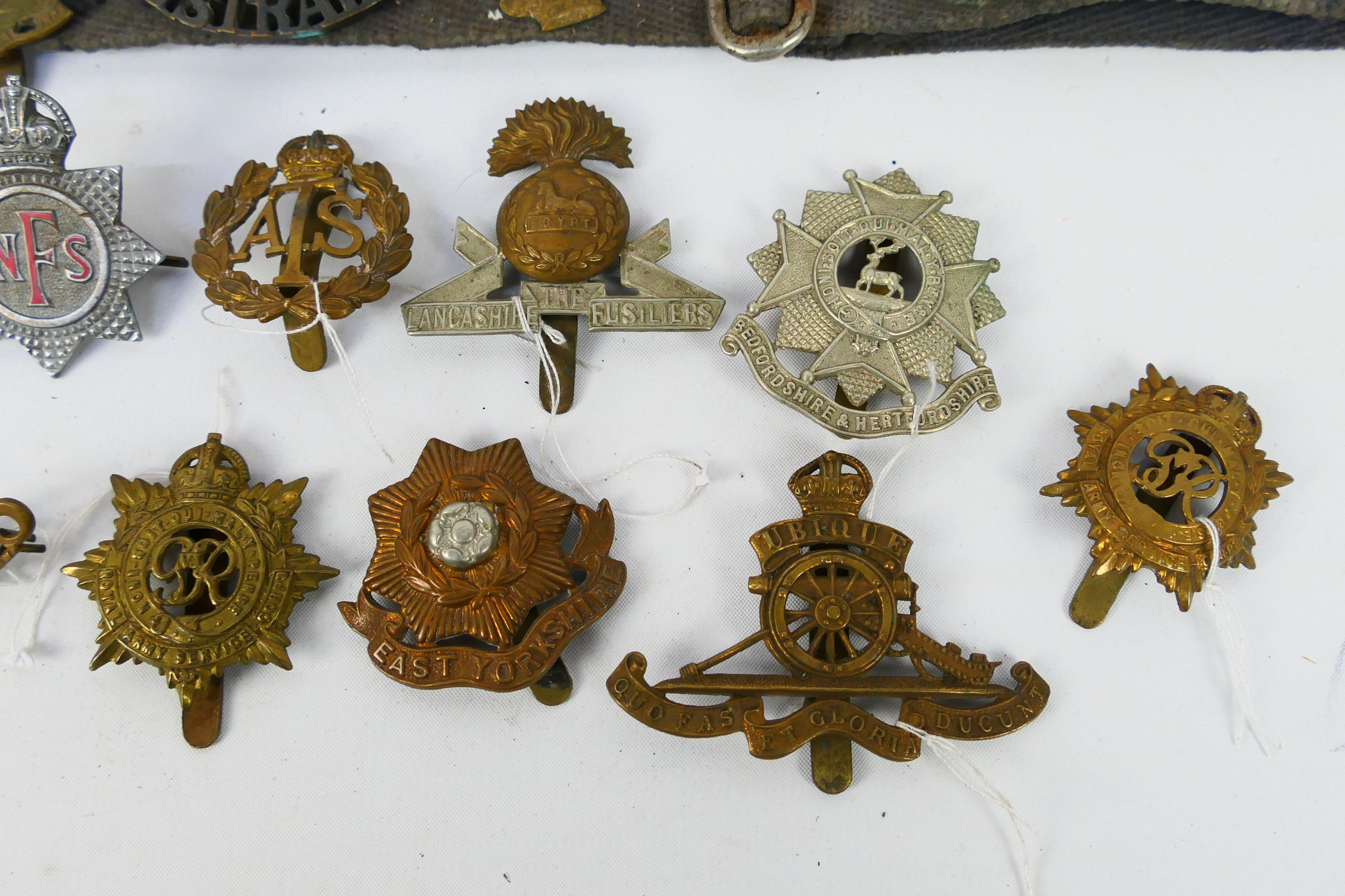 A collection of cap badges and similar insignia to include Royal East Kent, Rifle Brigade, - Image 9 of 12
