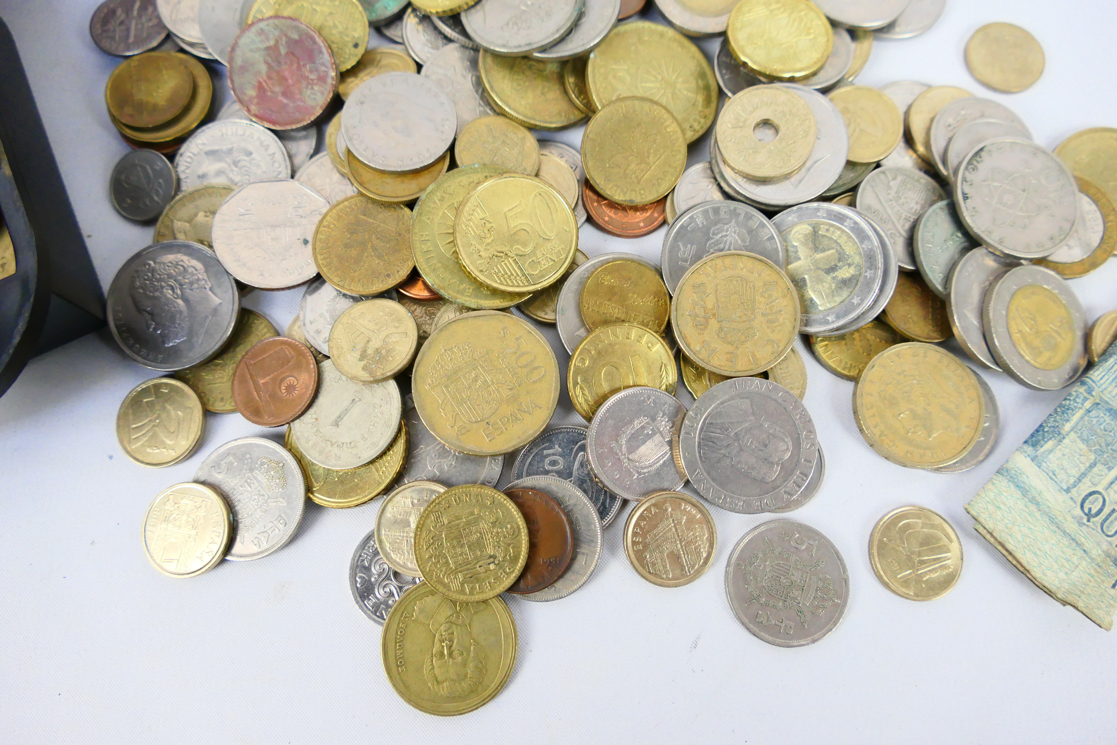 A collection of UK and foreign coins, some silver content. - Image 3 of 5