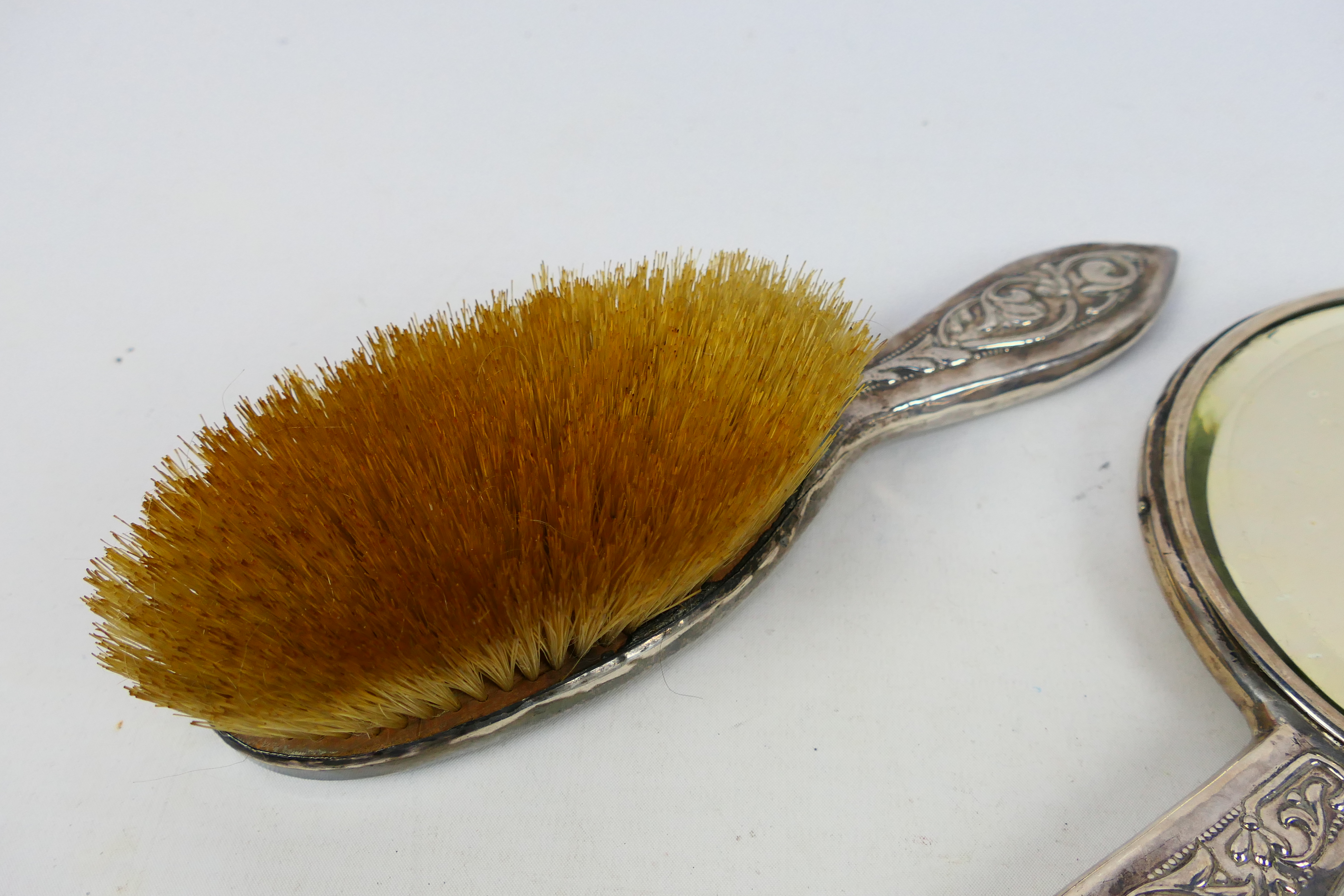 White metal mounted dressing table items comprising a hand mirror and brush with embossed - Image 8 of 8