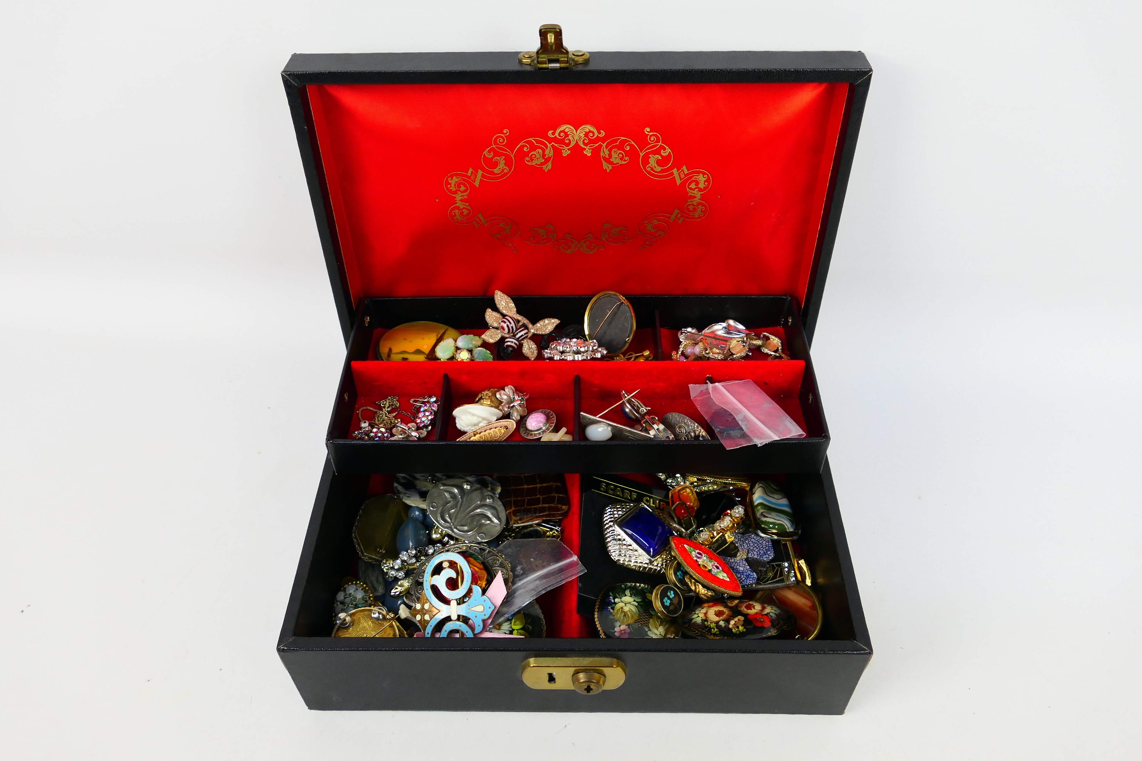 A jewellery box containing a collection of costume jewellery to include necklace, brooches, - Image 10 of 10