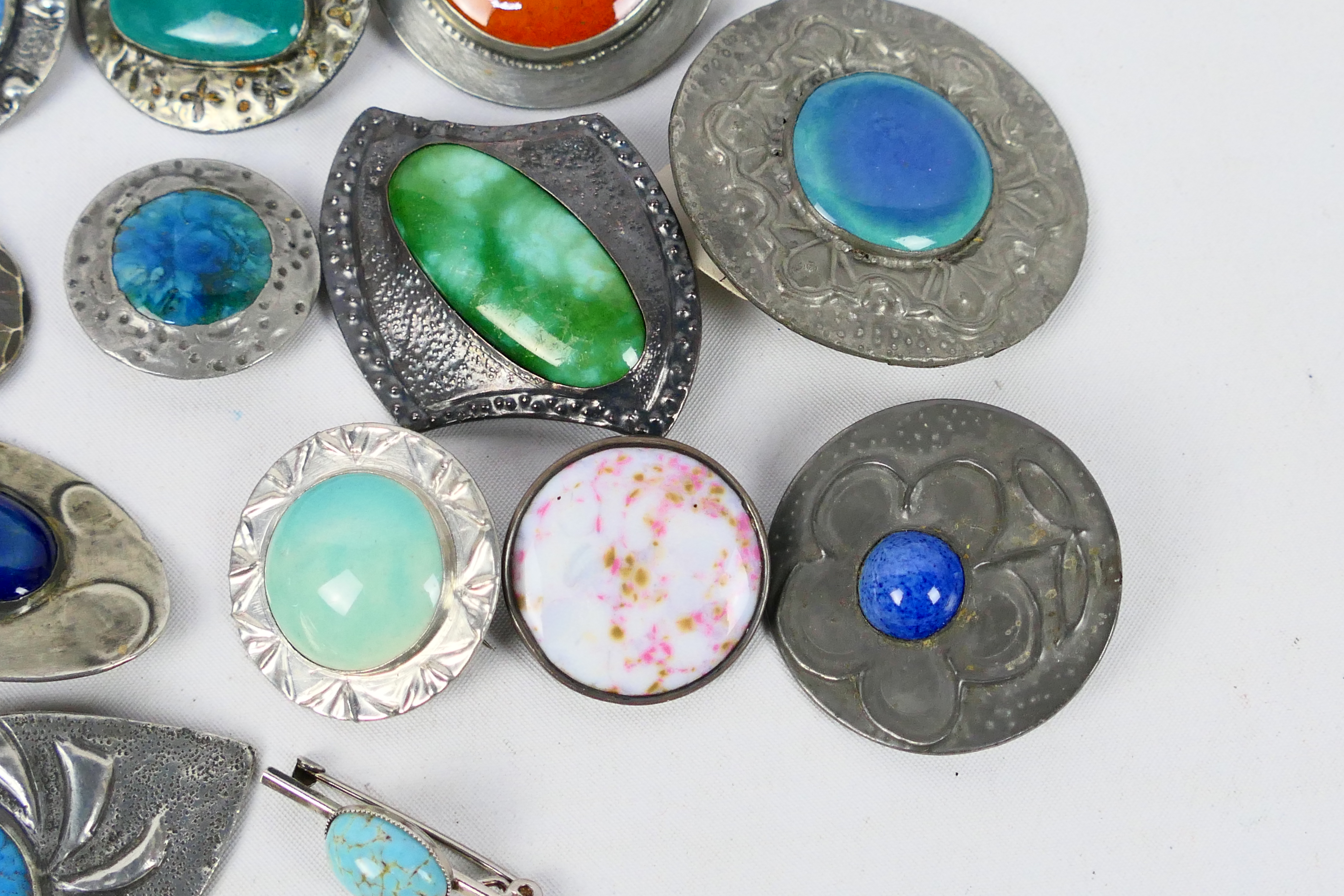 A good collection of Ruskin style brooches. - Image 5 of 6