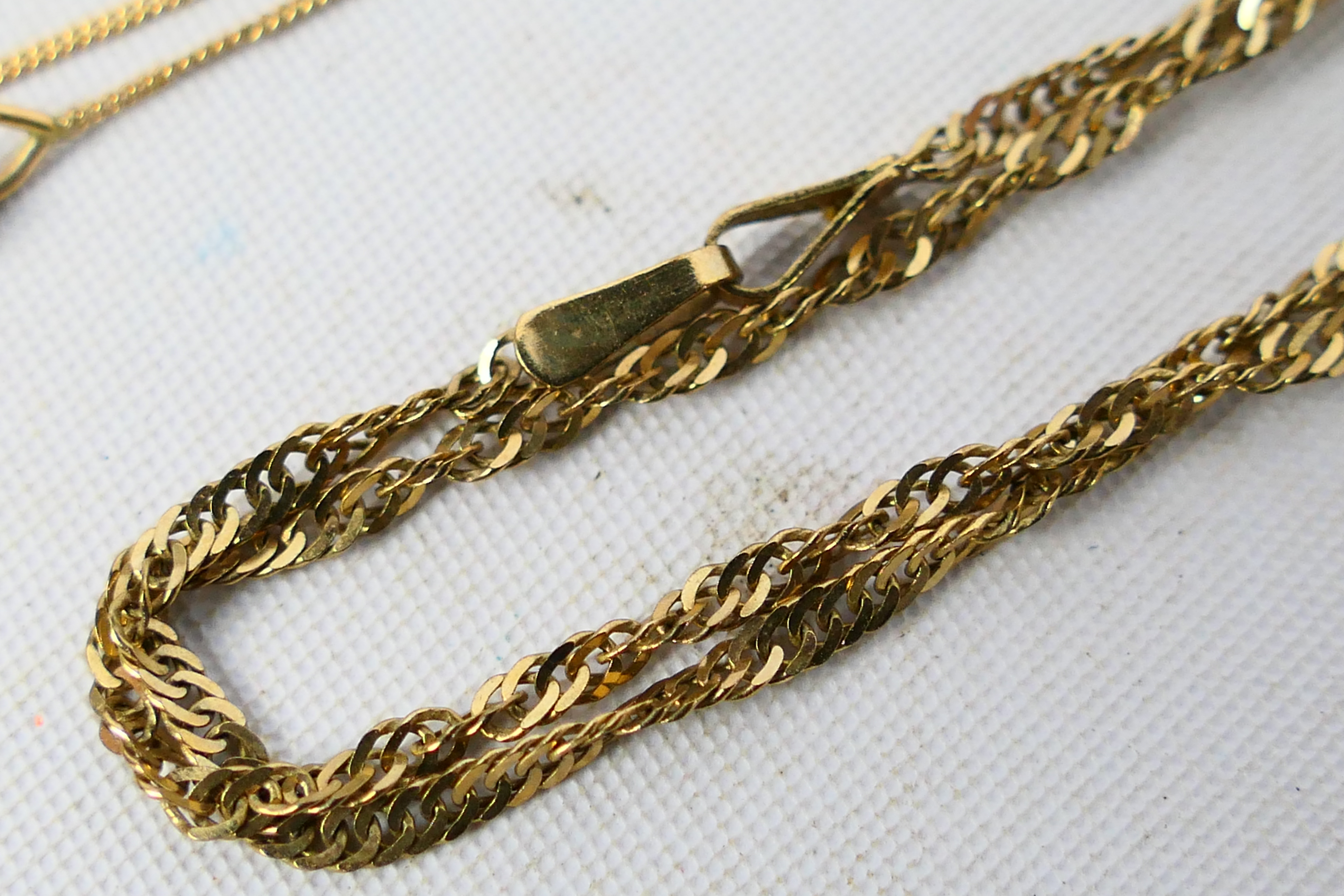 A 9ct yellow gold necklace, - Image 5 of 6