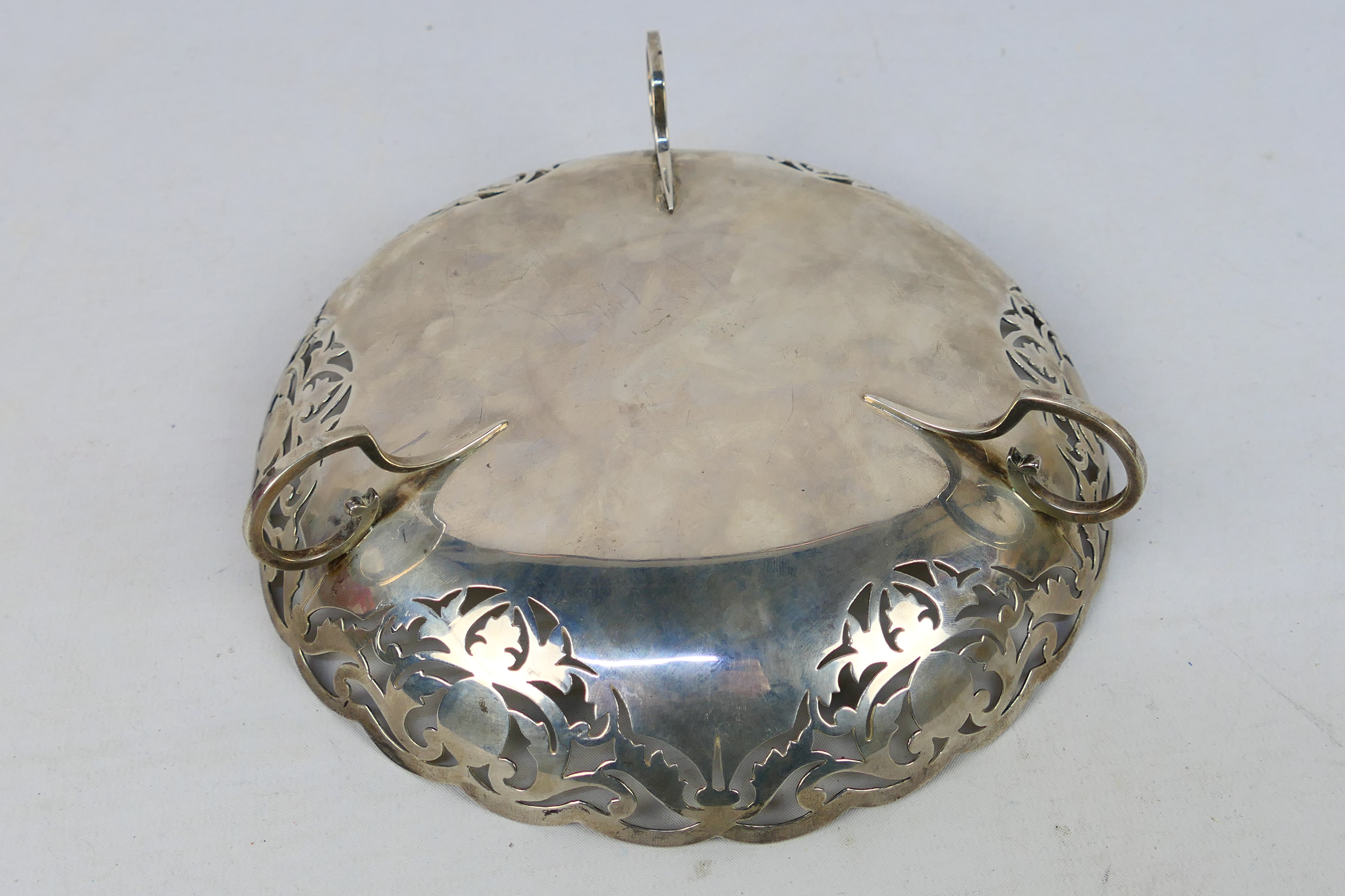 A silver bon-bon dish. Birmingham Assay 1912. Makers mark for George Unite, 324 grams / 10. - Image 3 of 4