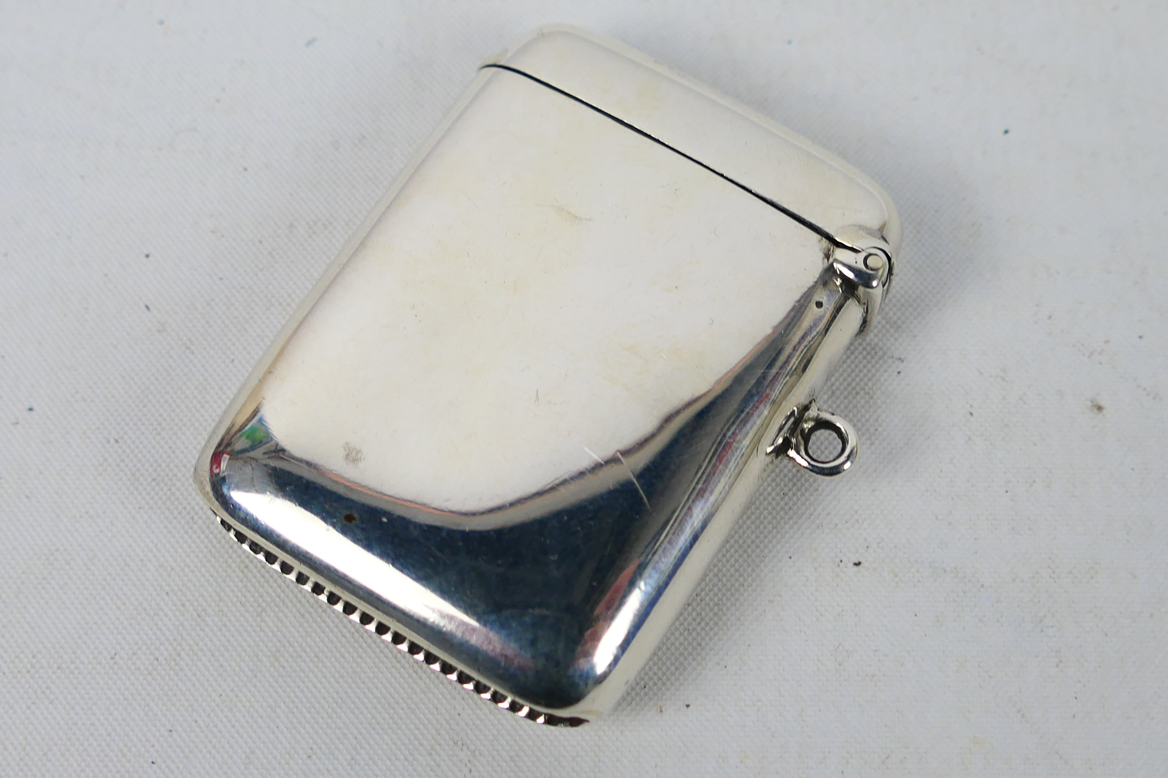 An Edwardian silver vesta case, Birmingham assay 1903, sponsors mark for W J Rodgers. - Image 3 of 6