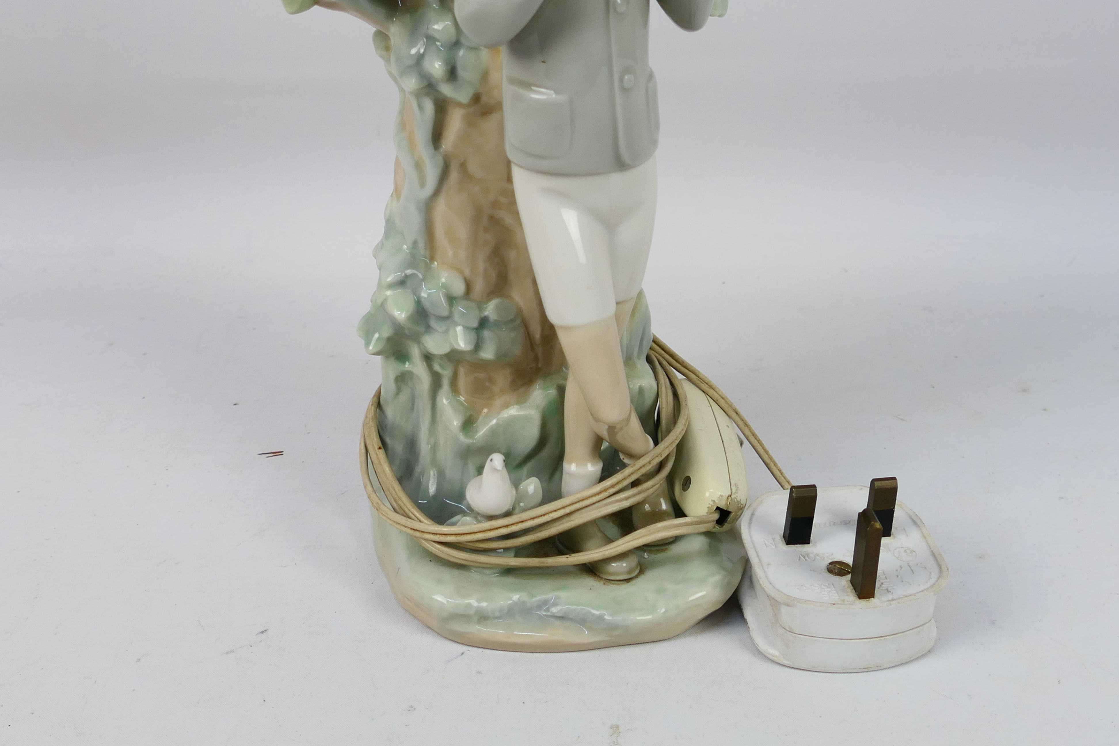 A Lladro figural table lamp depicting a boy feeding a dove, # 4508, - Image 4 of 7