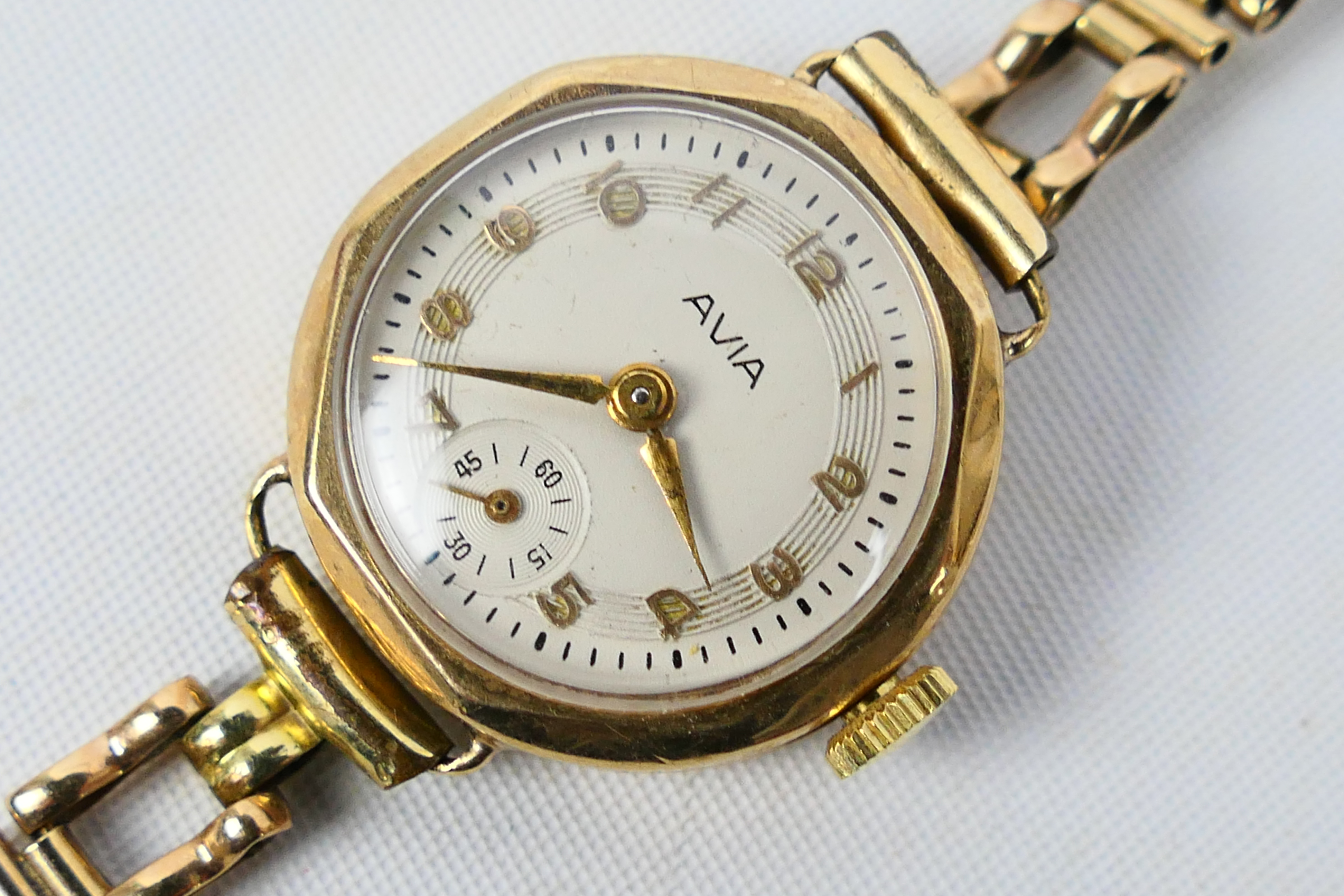 A lady's 9ct yellow gold cased Avia wrist watch on 9ct gold bracelet, approximately 8.