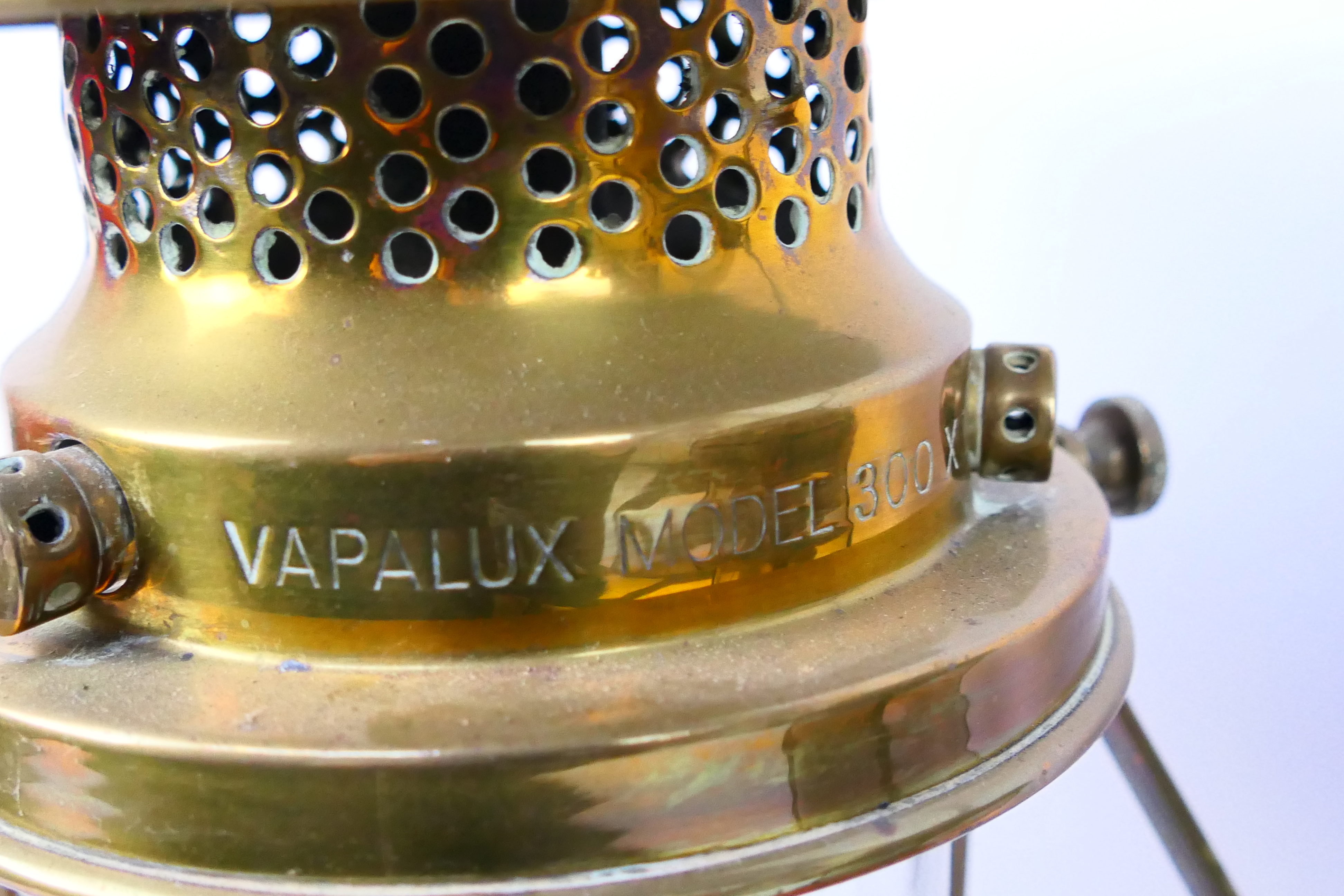Vintage lanterns to include a brass Vapalux 300X and other. - Image 6 of 6