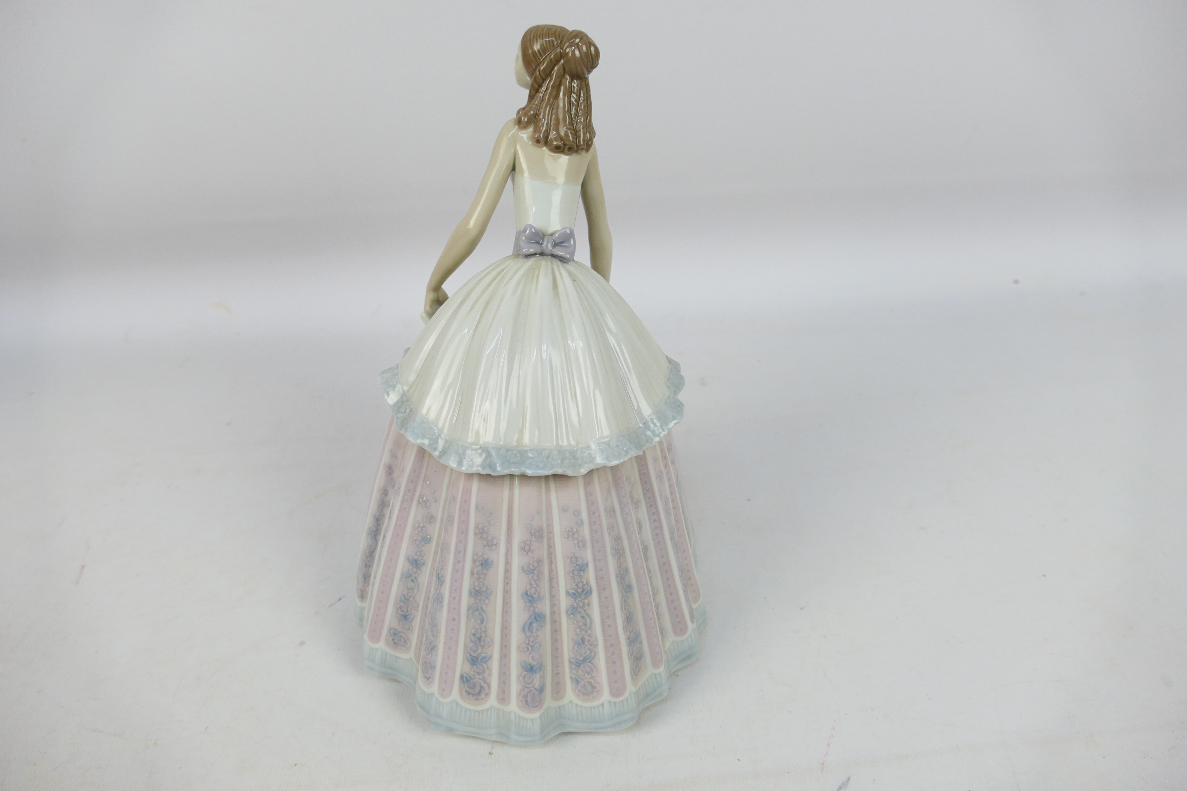 A boxed Lladro figure, Waiting To Dance, # 5858, approximately 22 cm (h). - Image 4 of 5