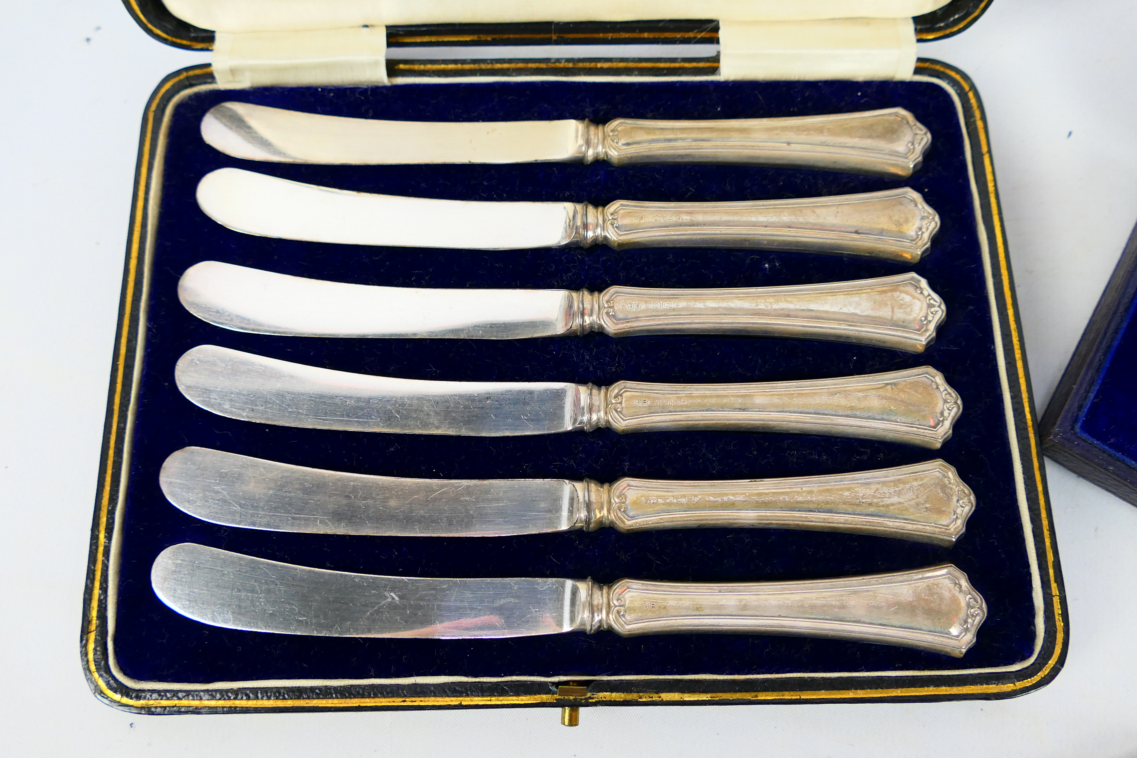 Silver Group - Lot to include a set of six silver handled butter knives contained in case, - Image 3 of 7