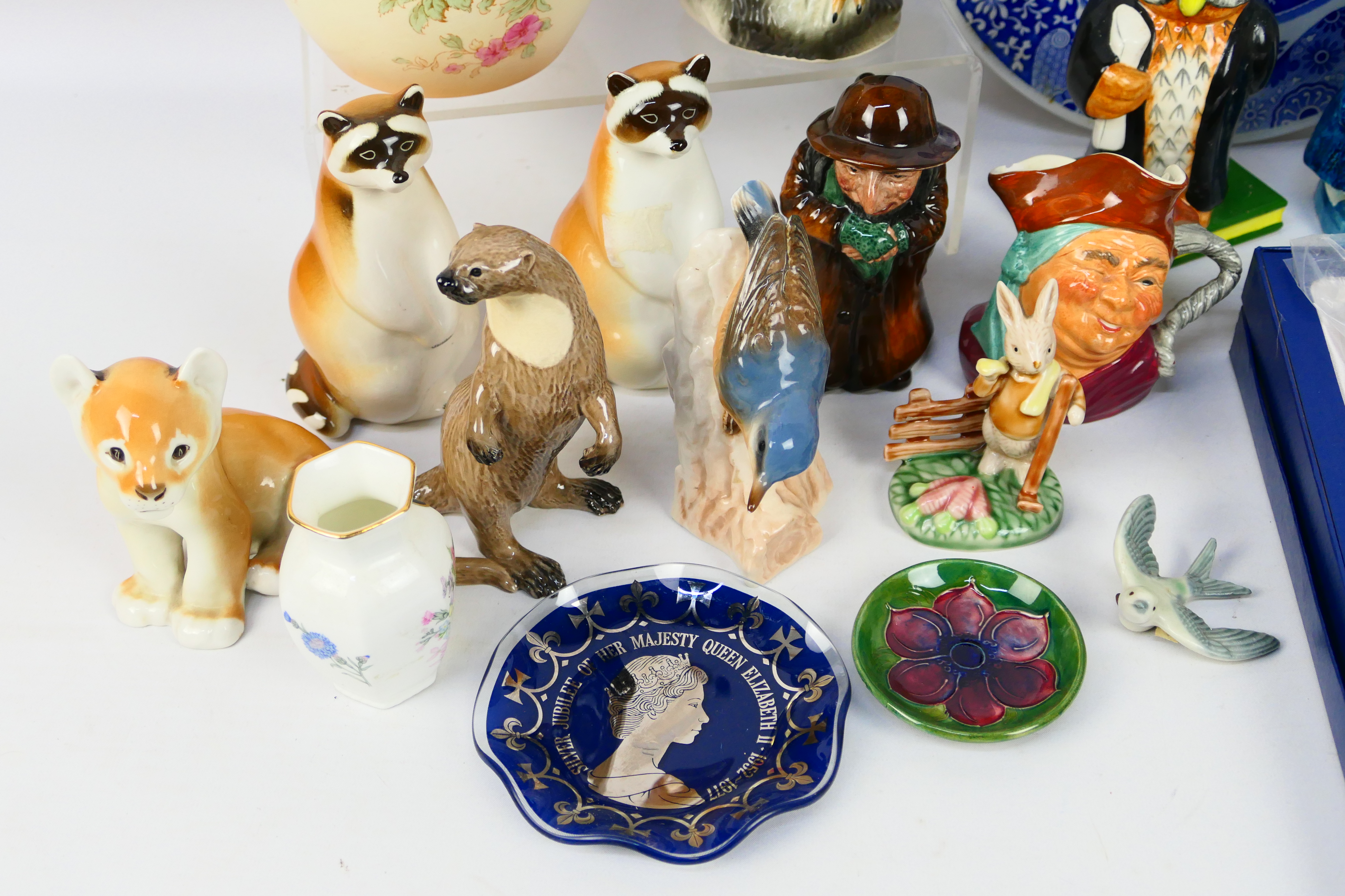 A mixed lot to include a small Moorcroft Pottery pin dish, Goebel bird figure, Wade bird figure, - Image 3 of 5