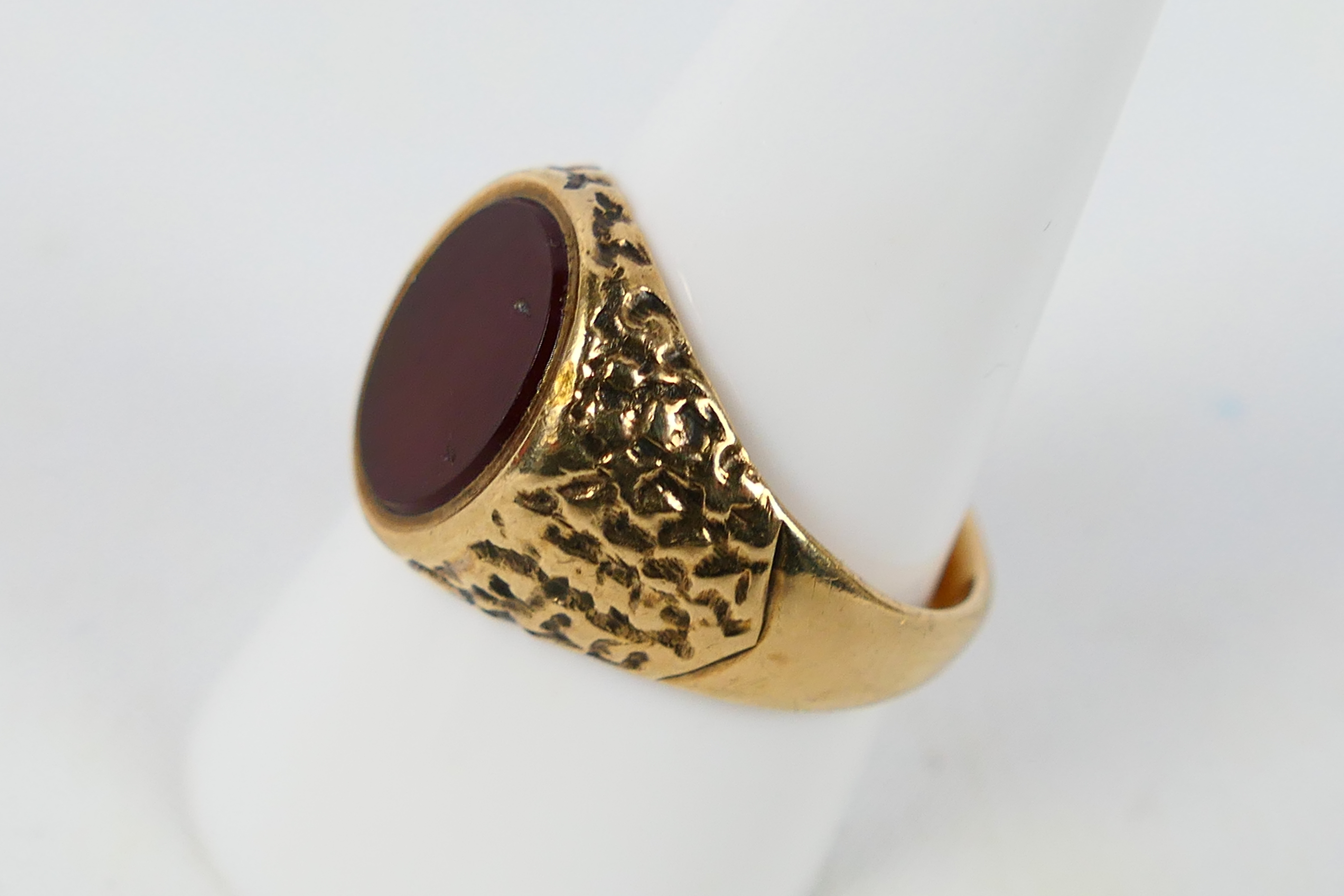 A gentleman's 9ct yellow gold signet ring set with carnelian, size S, approximately 6.1 grams. - Image 2 of 5