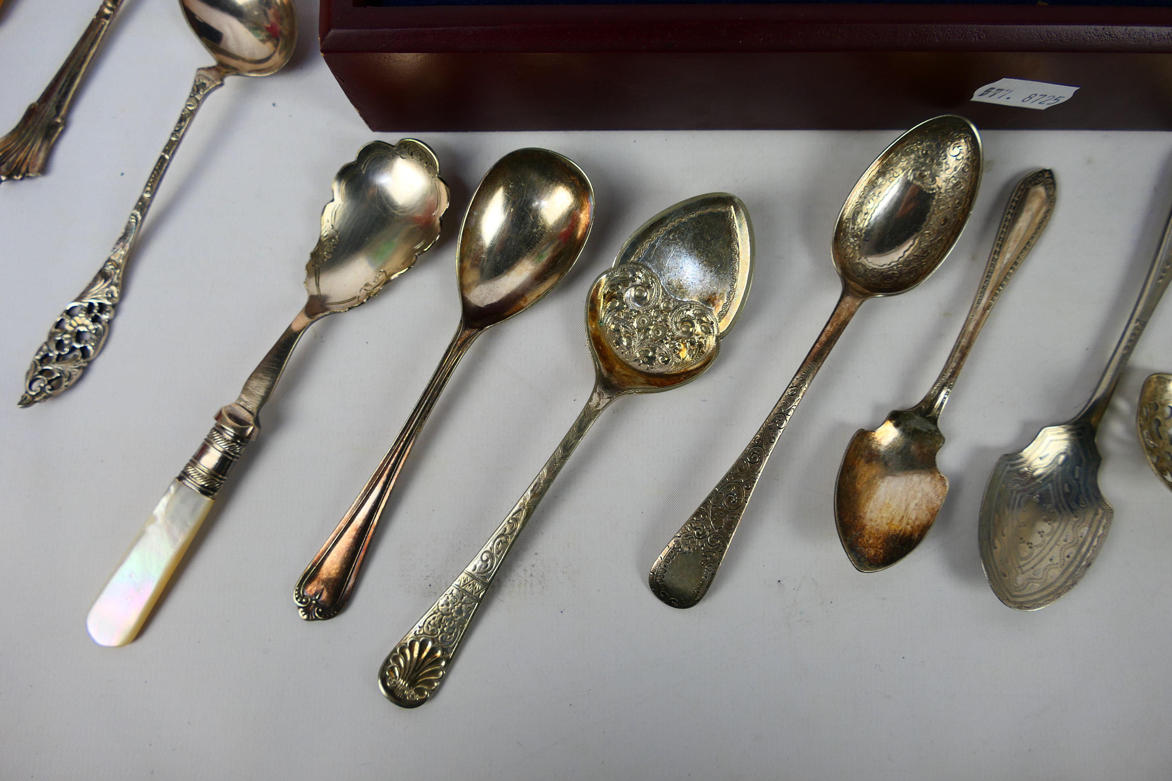 A collection of various plated spoons / serving items, contained in canteen. - Image 5 of 10