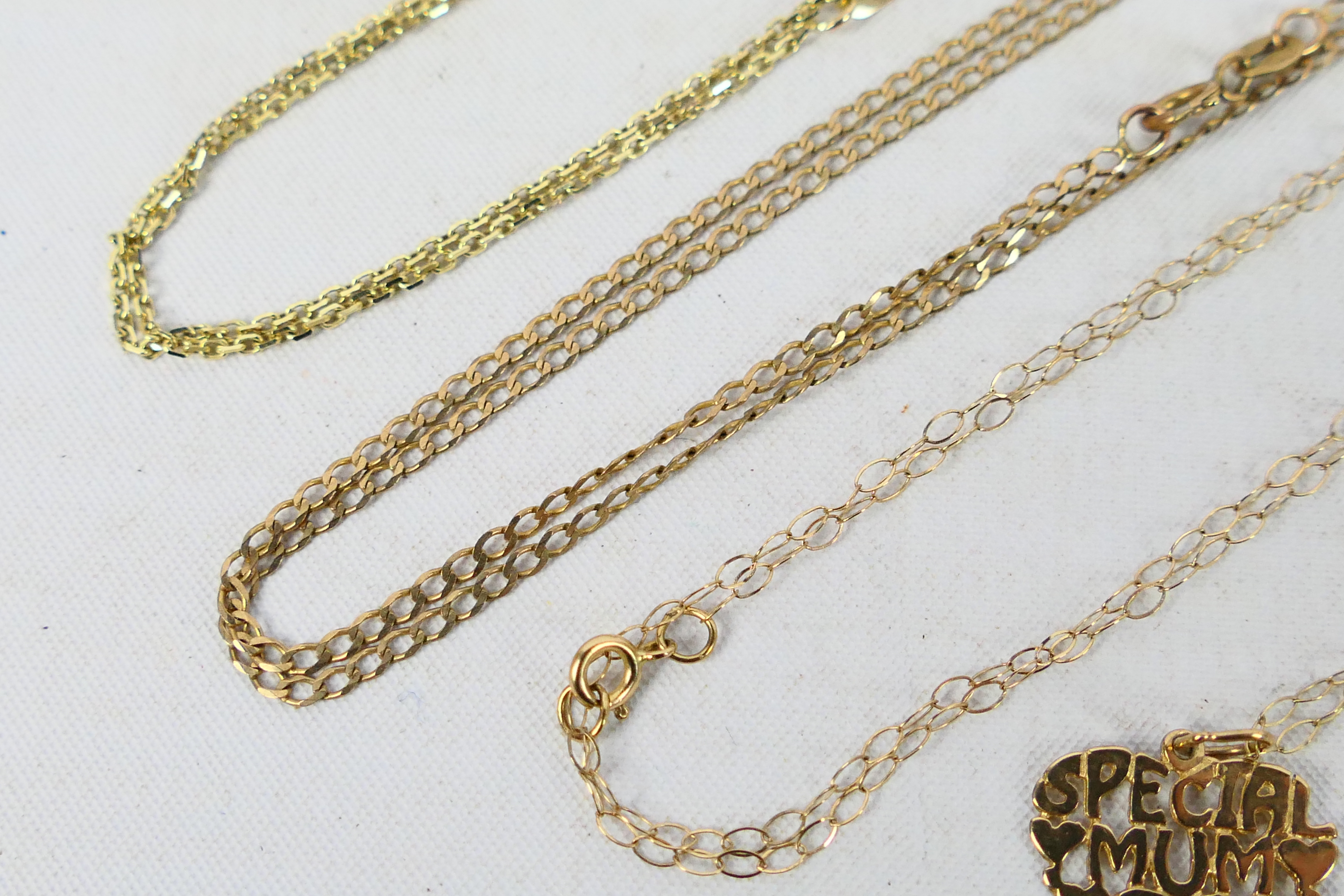 Four fine trace necklace chains one with Special Mum pendant, - Image 4 of 5