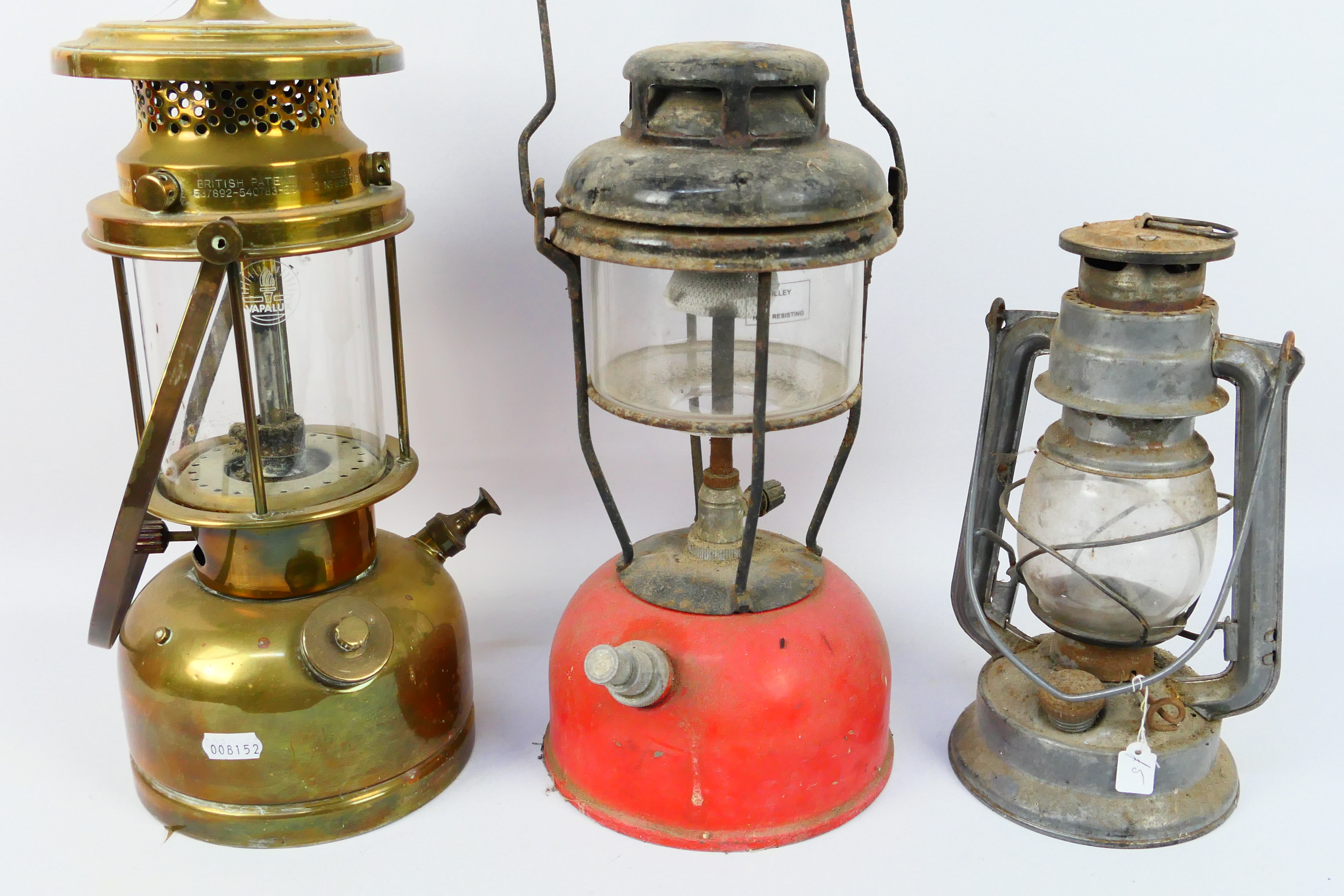 Vintage lanterns to include a brass Vapalux 300X and other. - Image 3 of 6
