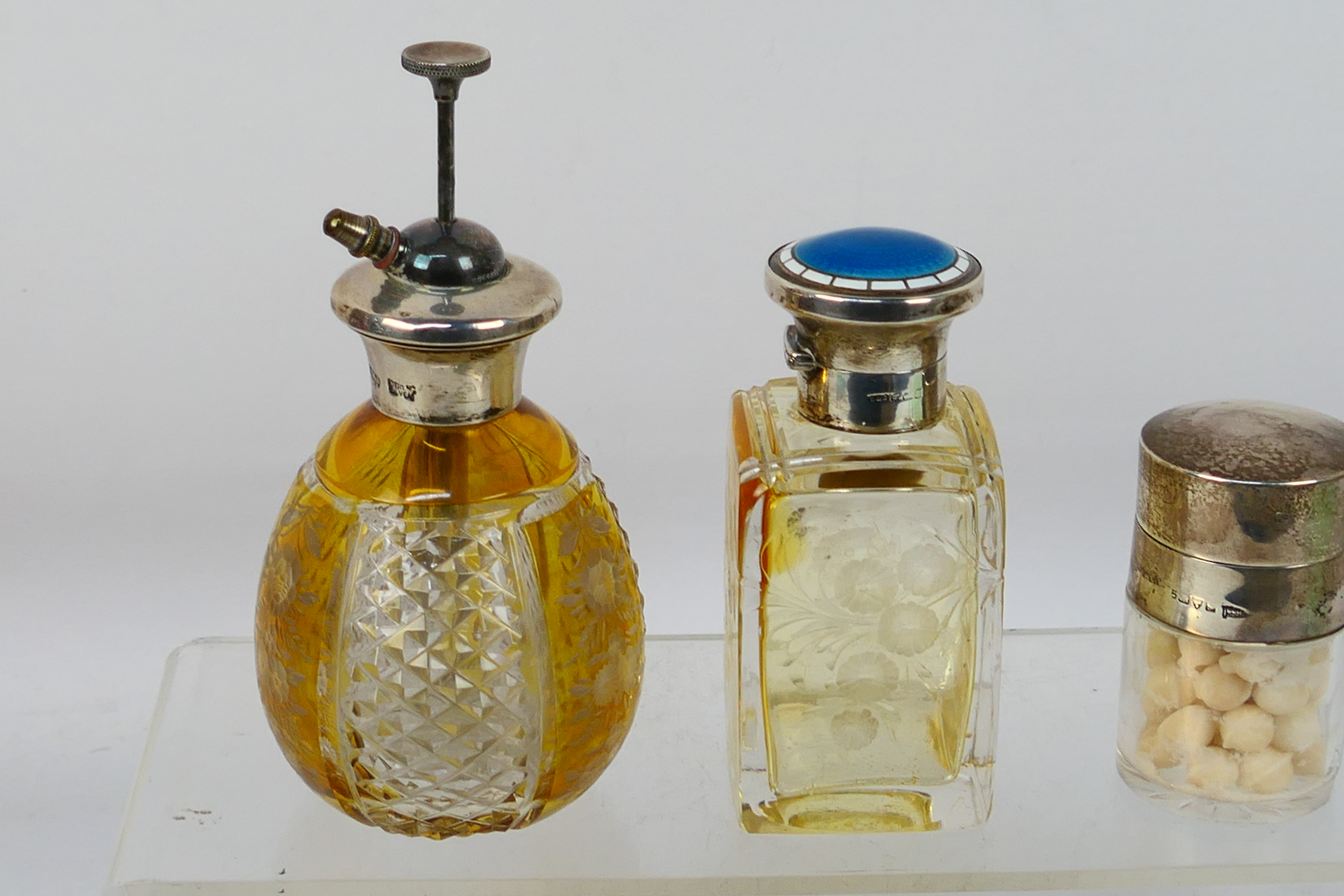 A group of silver mounted dressing table items comprising scent bottle with silver and enamel lid, - Image 2 of 8