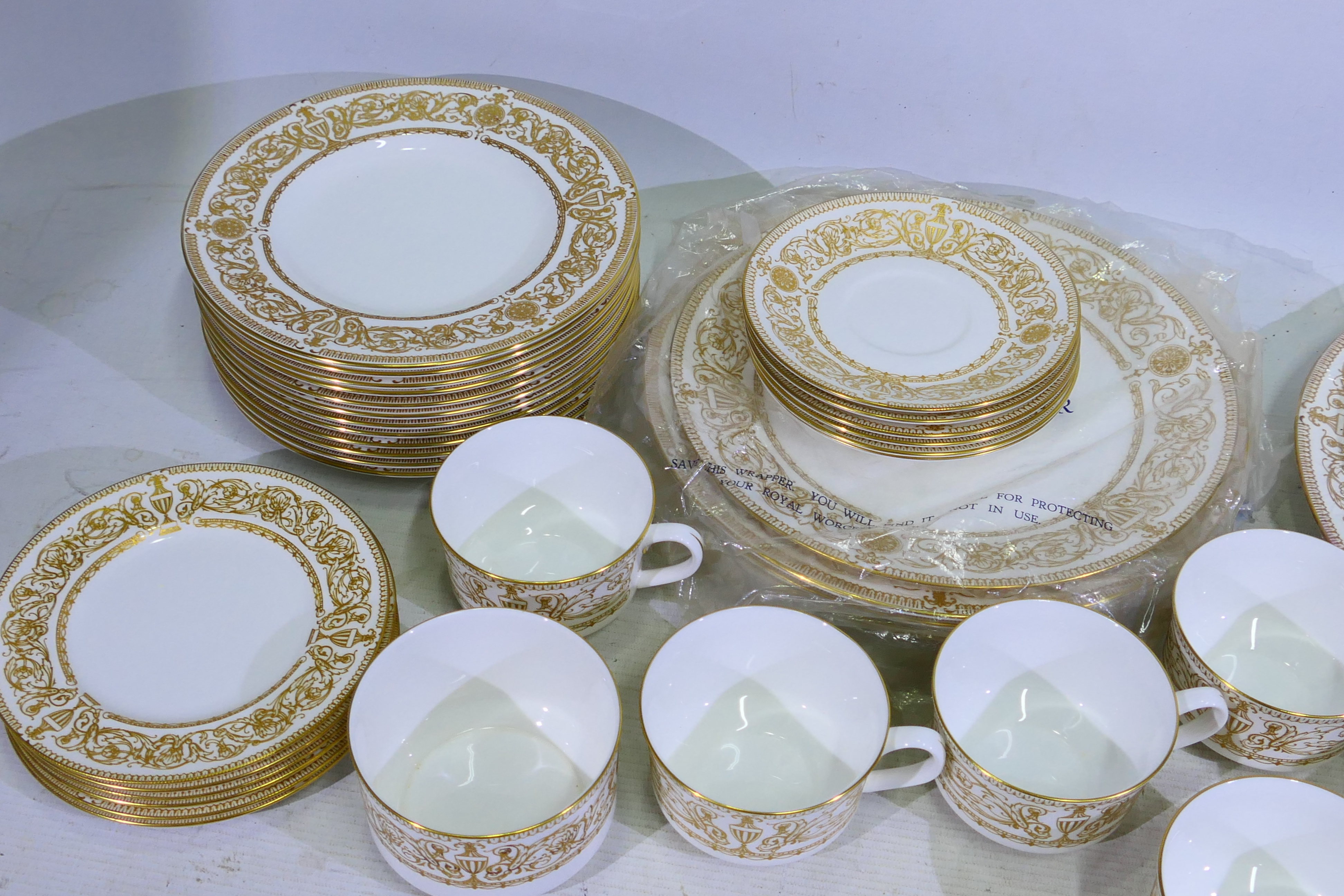 Royal Worcester - A large Royal Worcester 1966 Hyde Park ceramic gold and white tea/dinner set. - Image 2 of 5