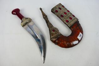 A mid century Hadramaut Gusbi Jambiya Middle-Eastern dagger with scabbard.