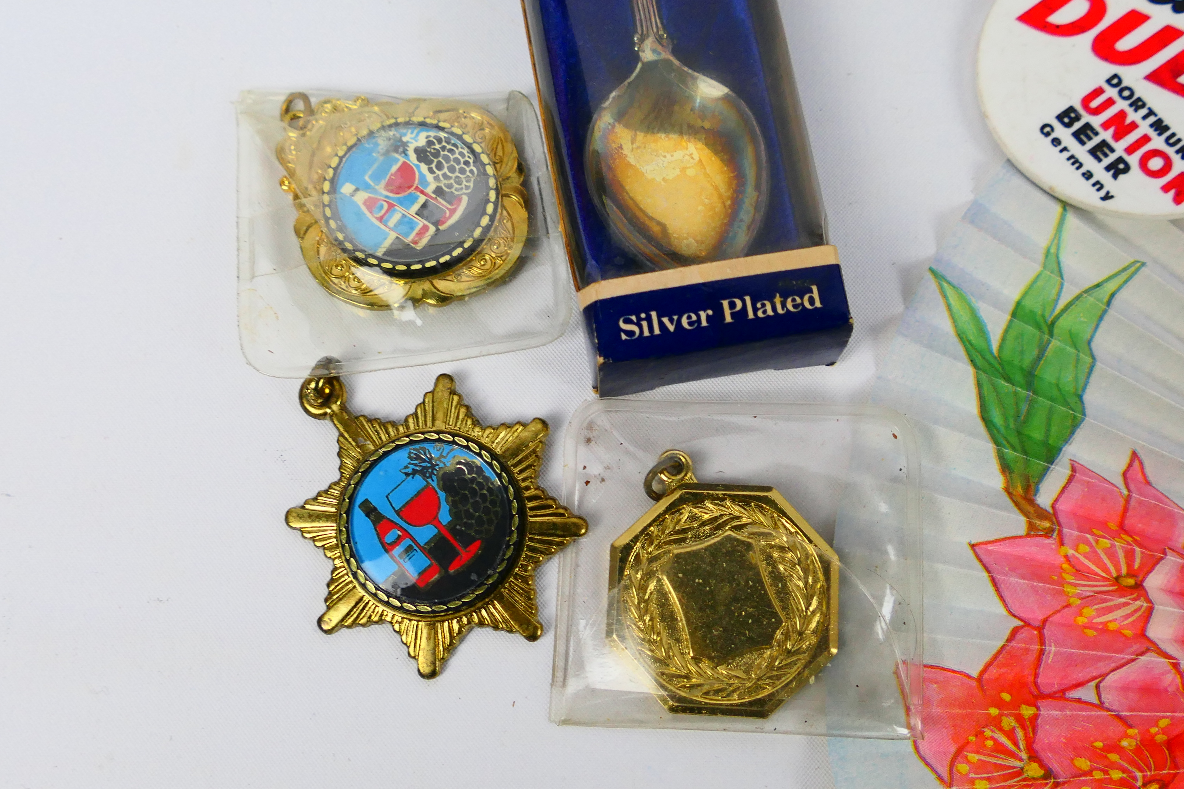 Mixed collectables to include lacquered boxes, silver Boy Scout Thanks badges, hand fans and other. - Image 3 of 10