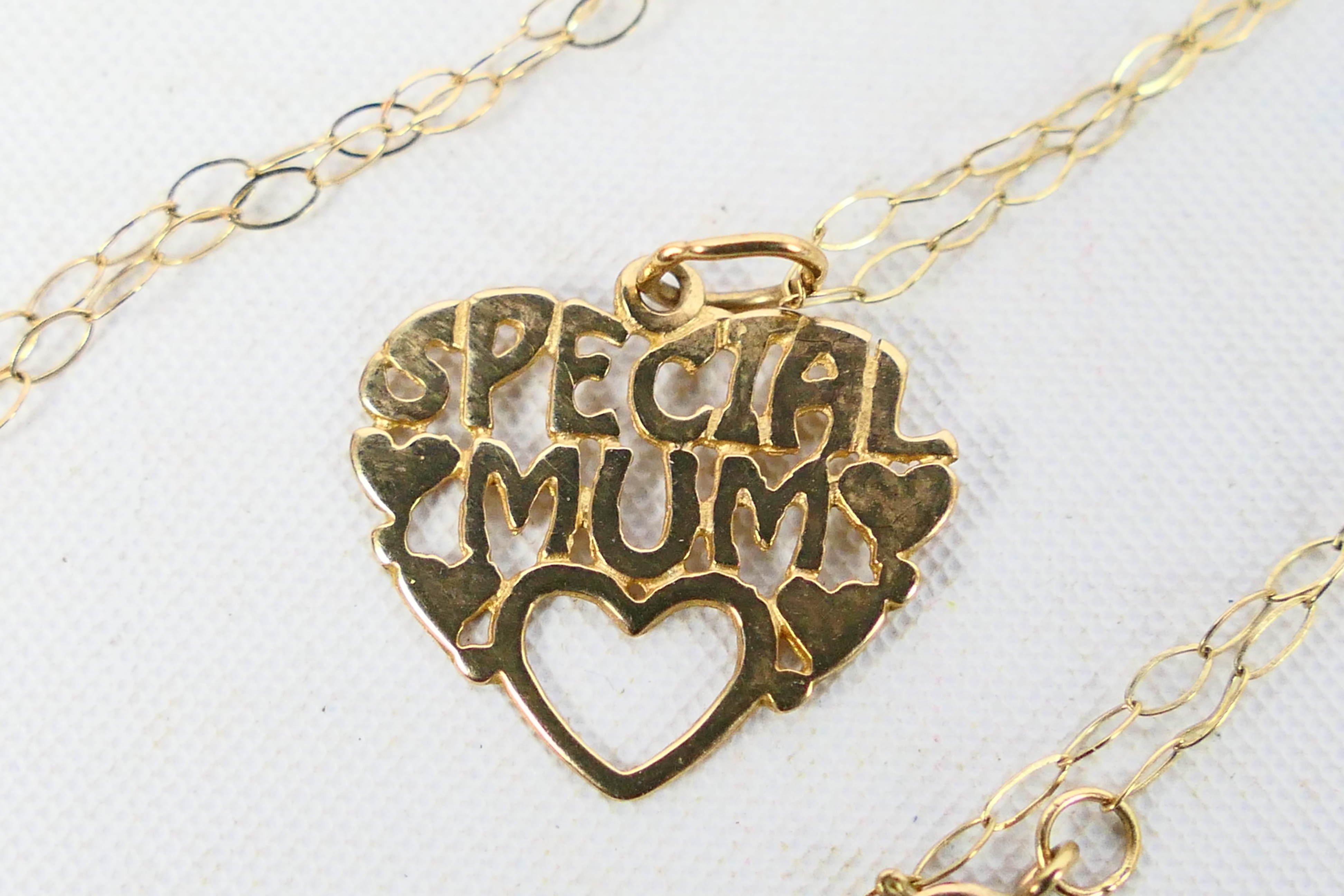 Four fine trace necklace chains one with Special Mum pendant, - Image 5 of 5