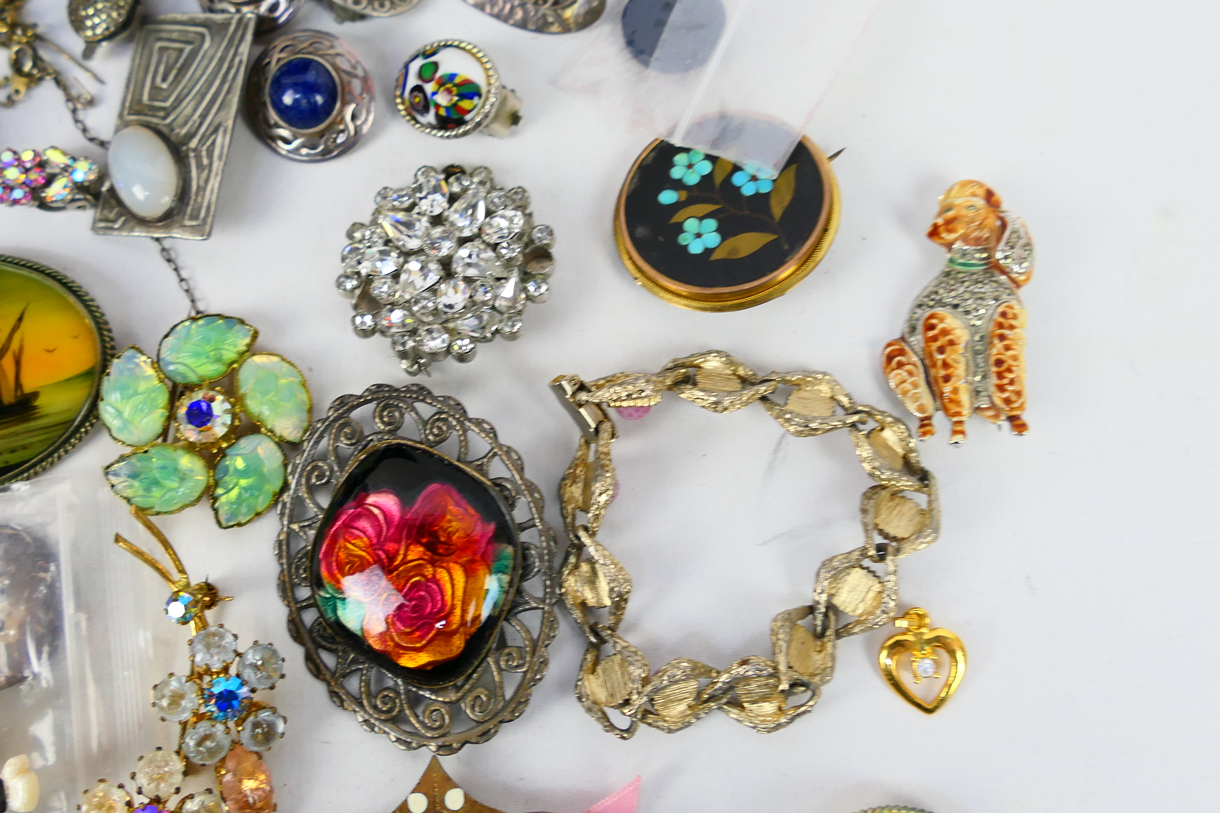 A jewellery box containing a collection of costume jewellery to include necklace, brooches, - Image 9 of 10
