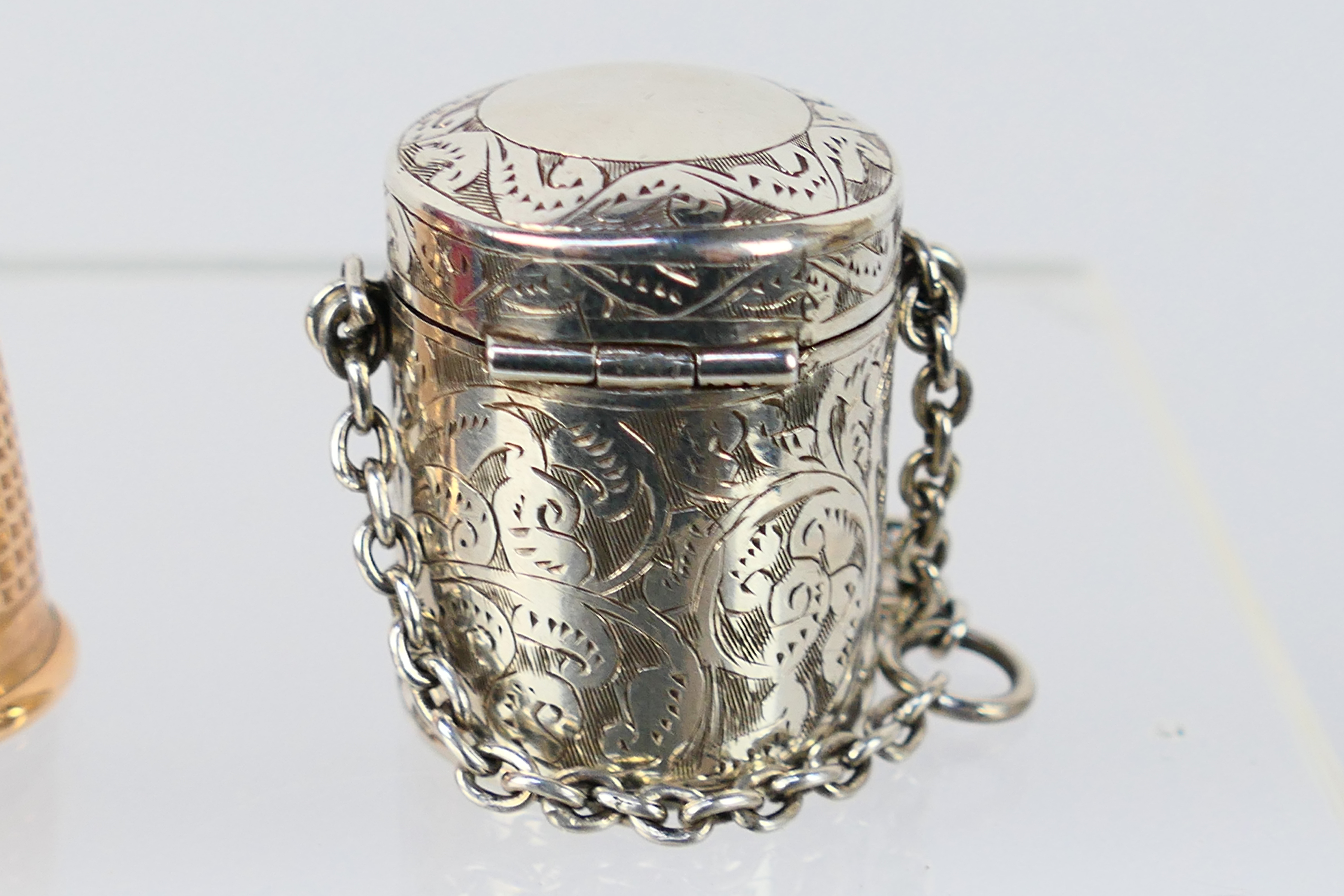 A 9ct gold thimble by Charles Horner, Chester assay, date mark unclear but probably 1918, 4 grams, - Image 5 of 7