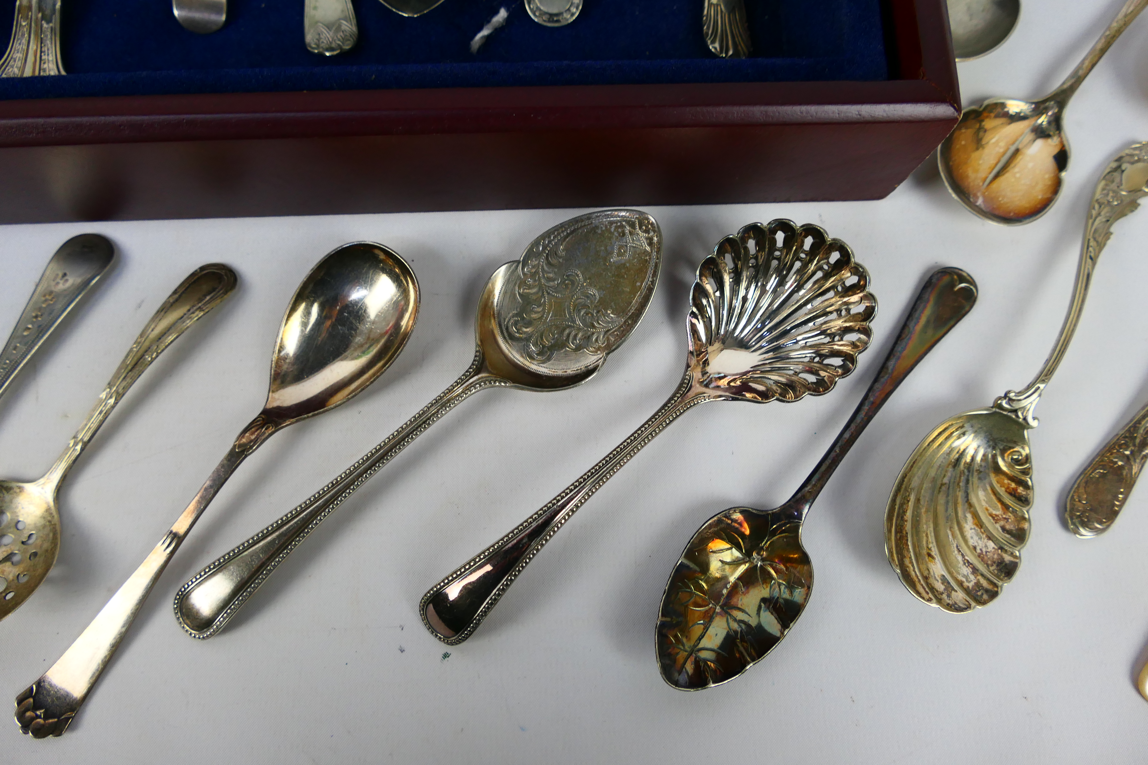 A collection of various plated spoons / serving items, contained in canteen. - Image 7 of 10