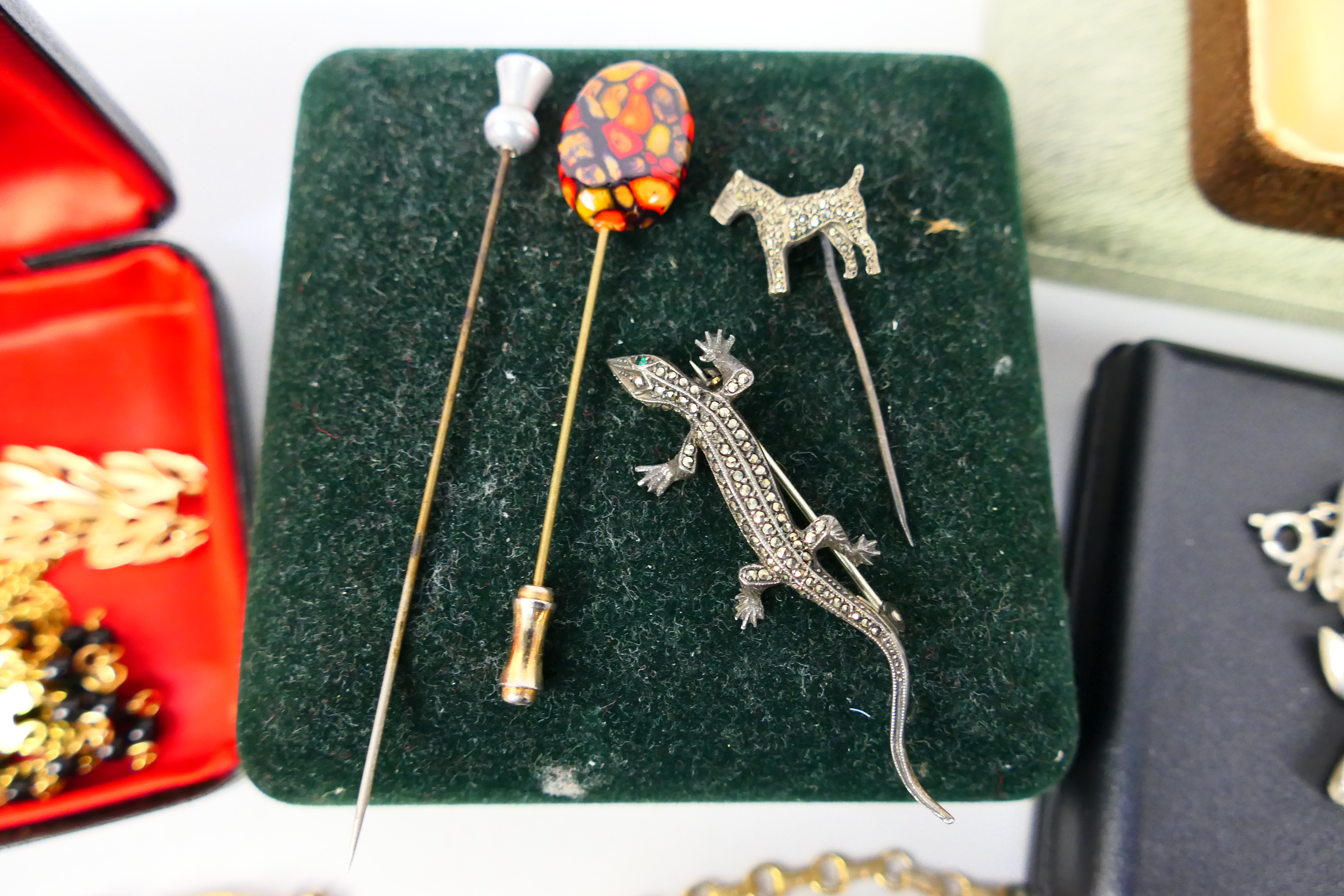 A collection of costume jewellery to include brooches, necklaces, stick pins and other, - Image 5 of 8