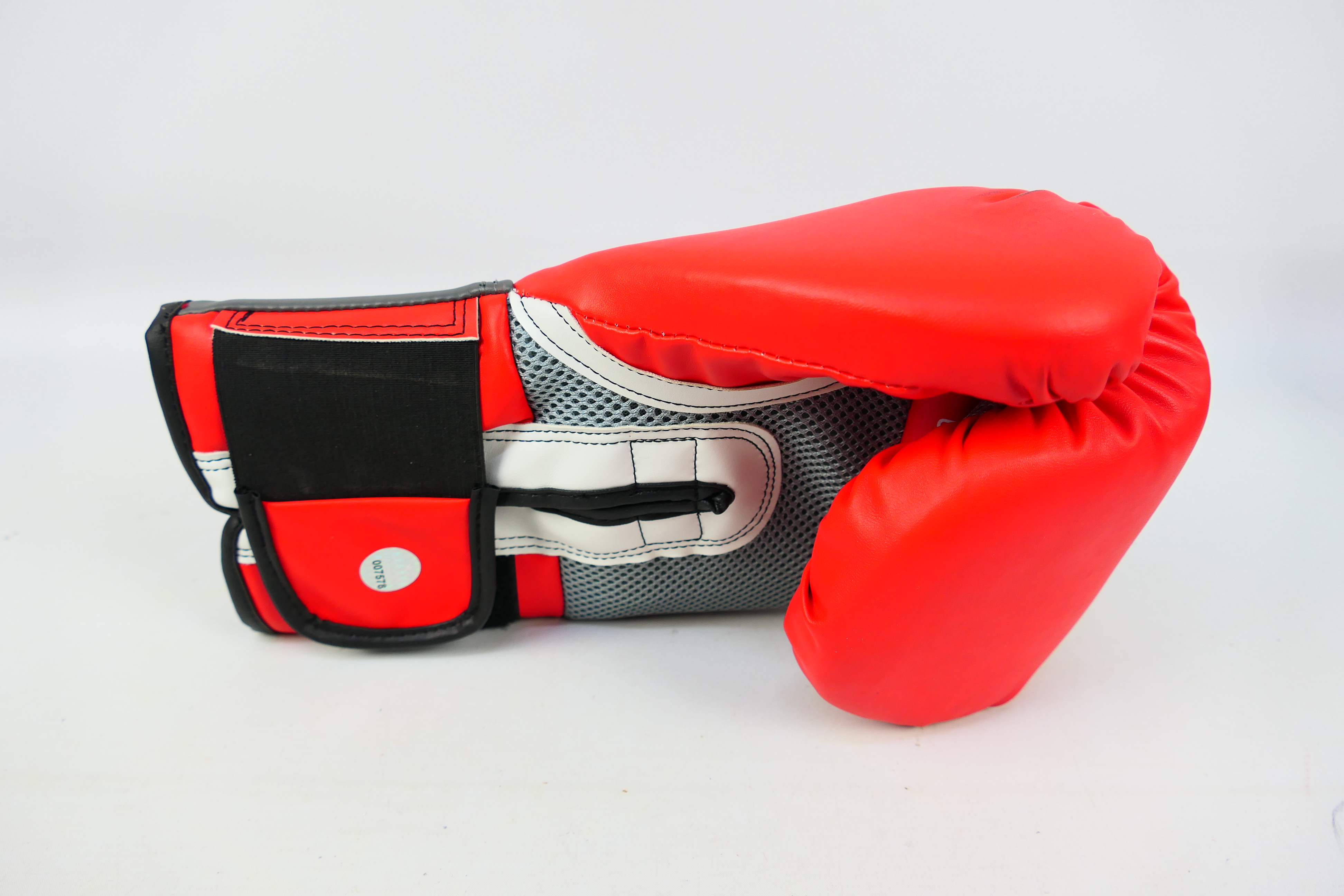Boxing Interest - A red Lonsdale boxing glove signed by Sugar Ray Leonard (Ray Charles Leonard) - Image 3 of 5