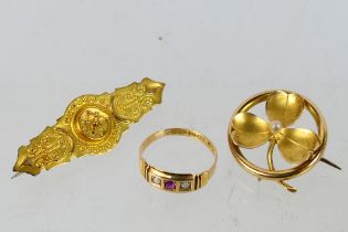 15ct Gold - Three pieces comprising a bar brooch (fully hallmarked),