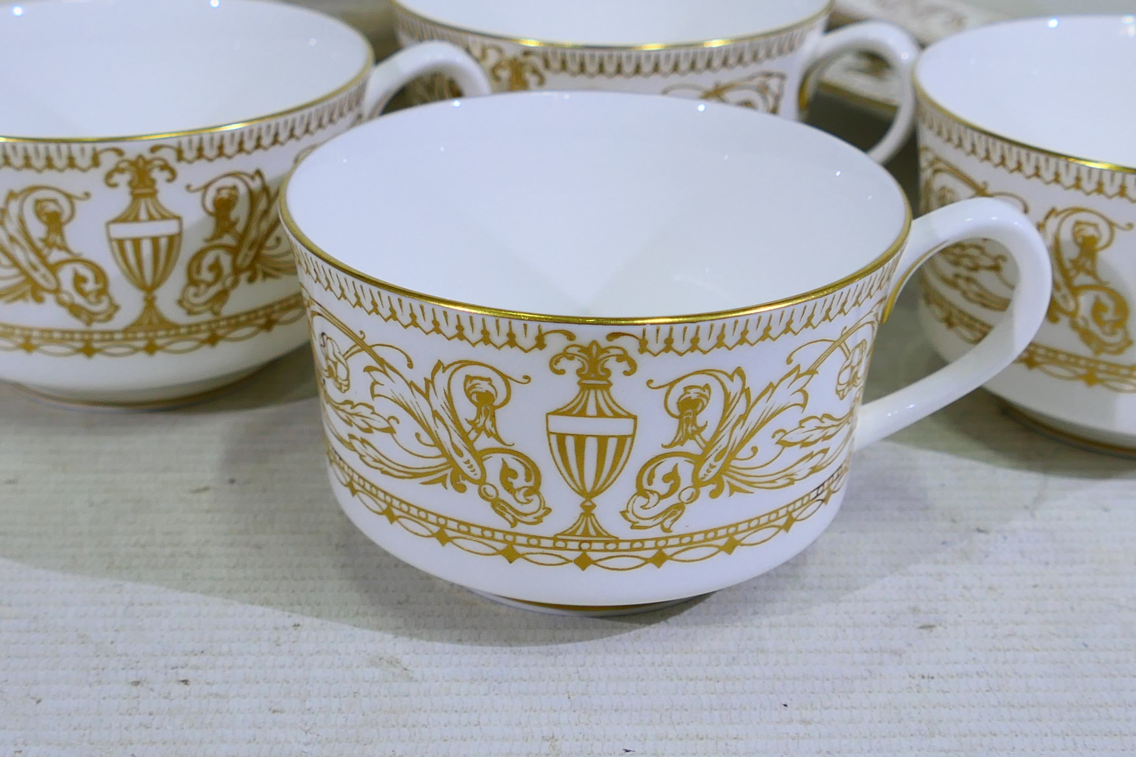 Royal Worcester - A large Royal Worcester 1966 Hyde Park ceramic gold and white tea/dinner set. - Image 4 of 5