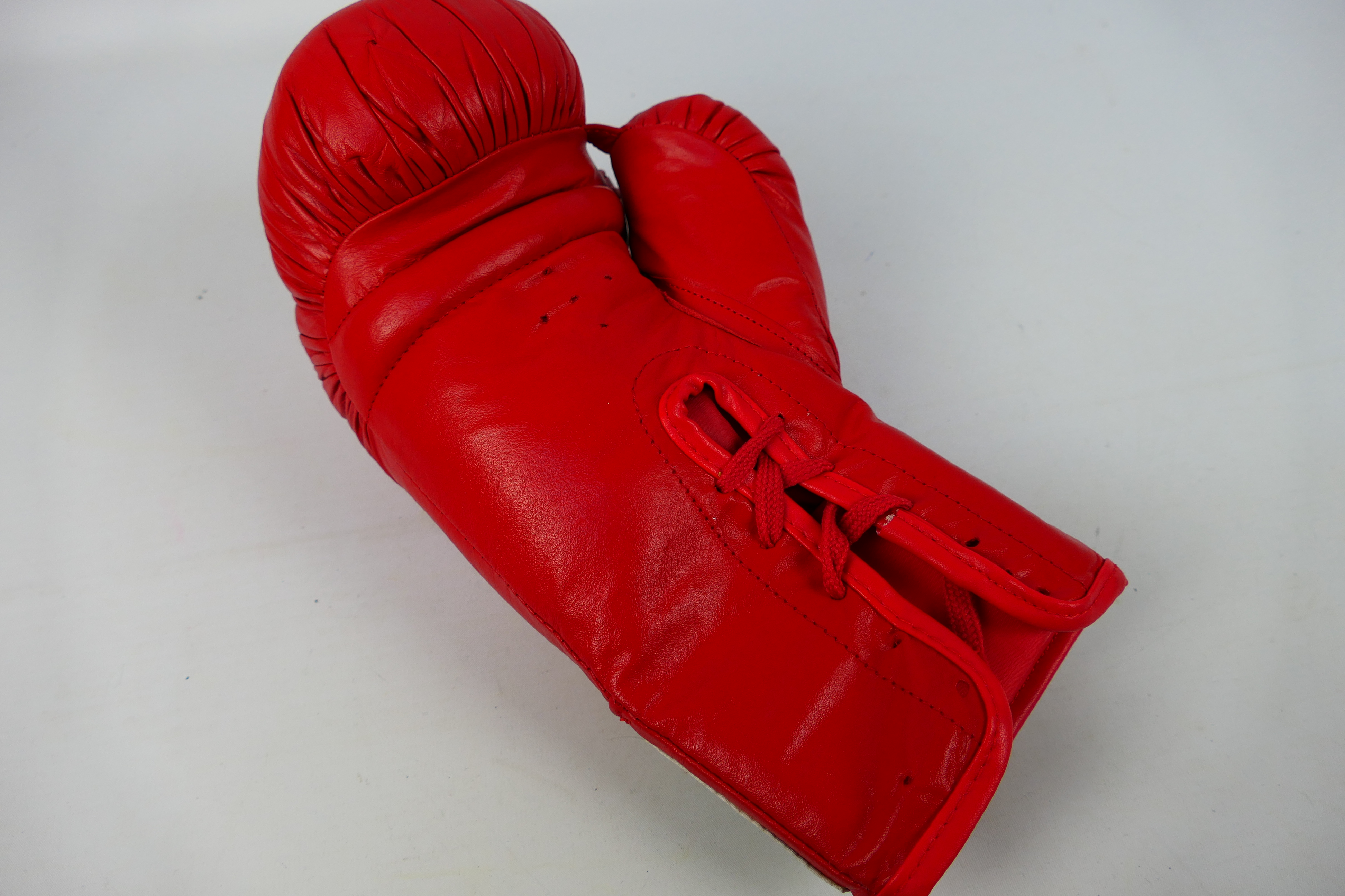 Rocky - A 10oz Everlast boxing glove signed by Dolph Lundgren, inscribed Drago below the signature, - Image 5 of 5