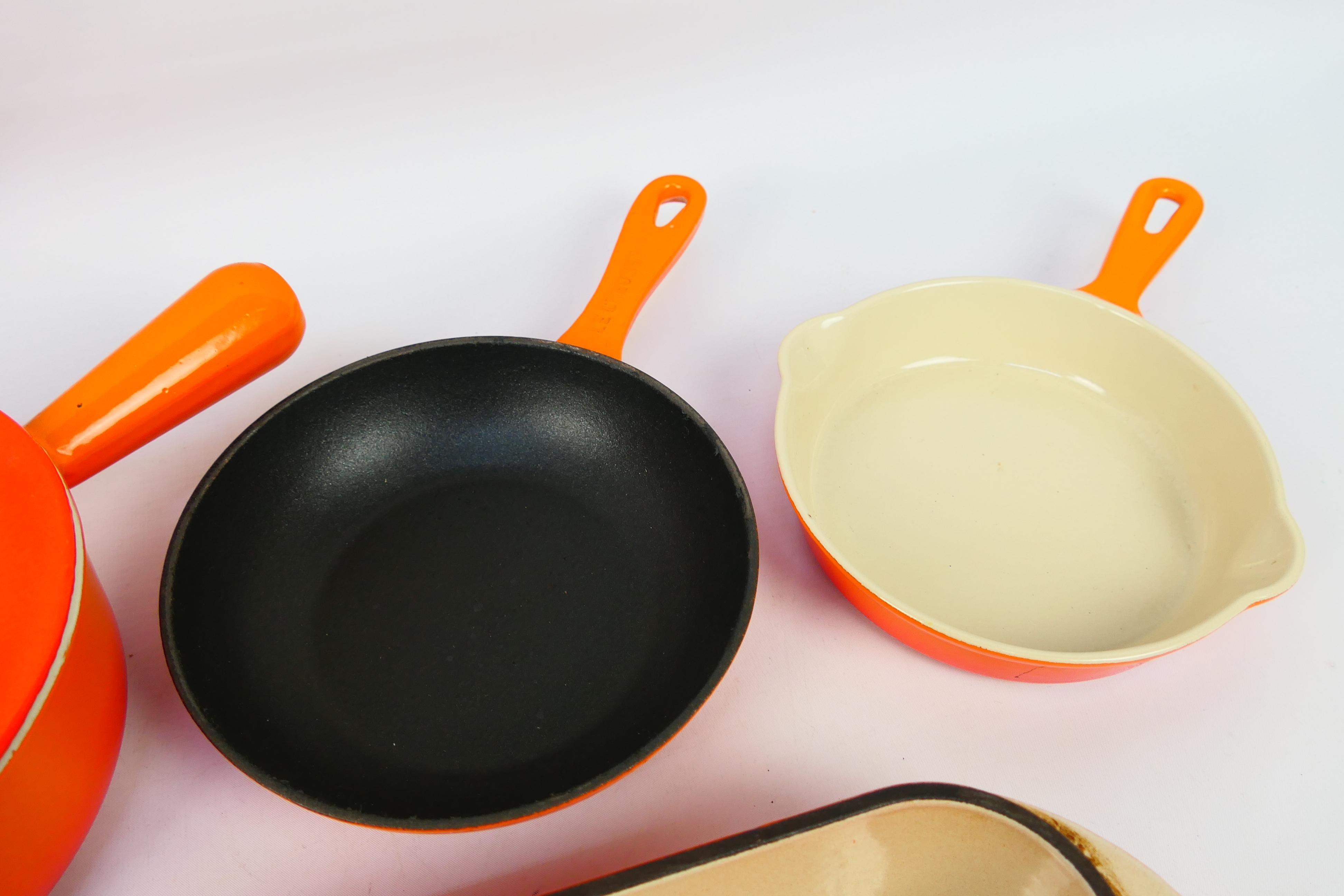 A collection of Volcanic Orange Le Creuset cookwares to include casserole dish and cover (25 cm - Image 3 of 11