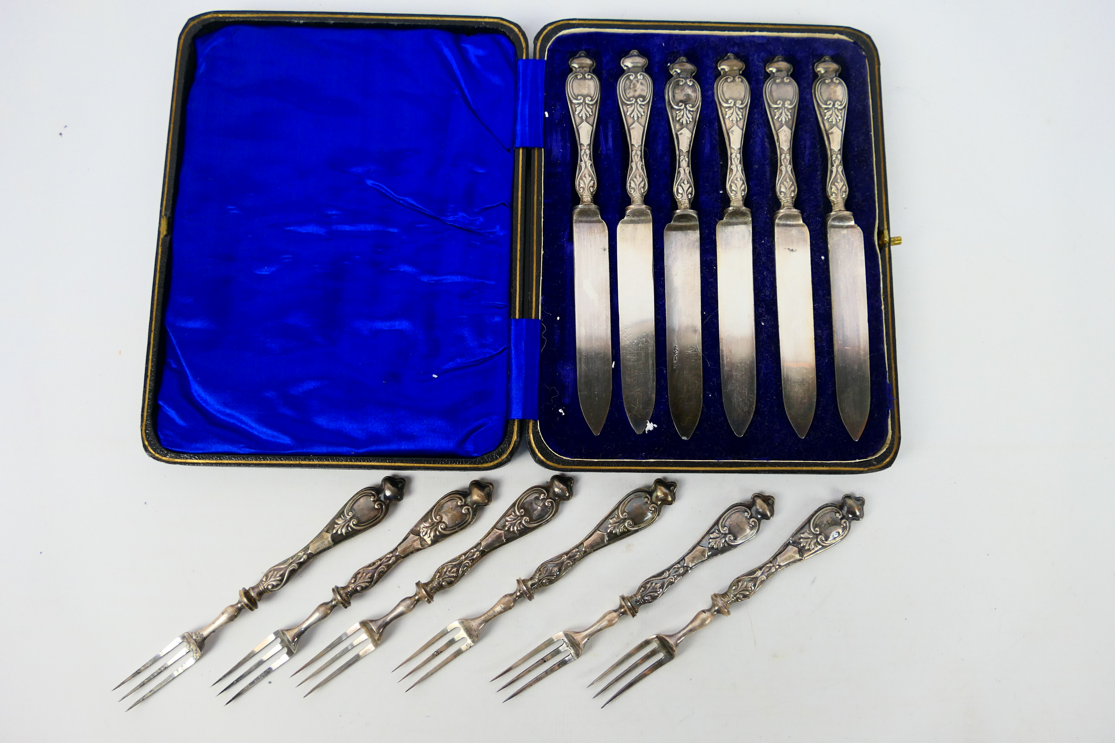 A silver handled knife and fork cutlery set. Set contains 6 x forks and 6 x knives.