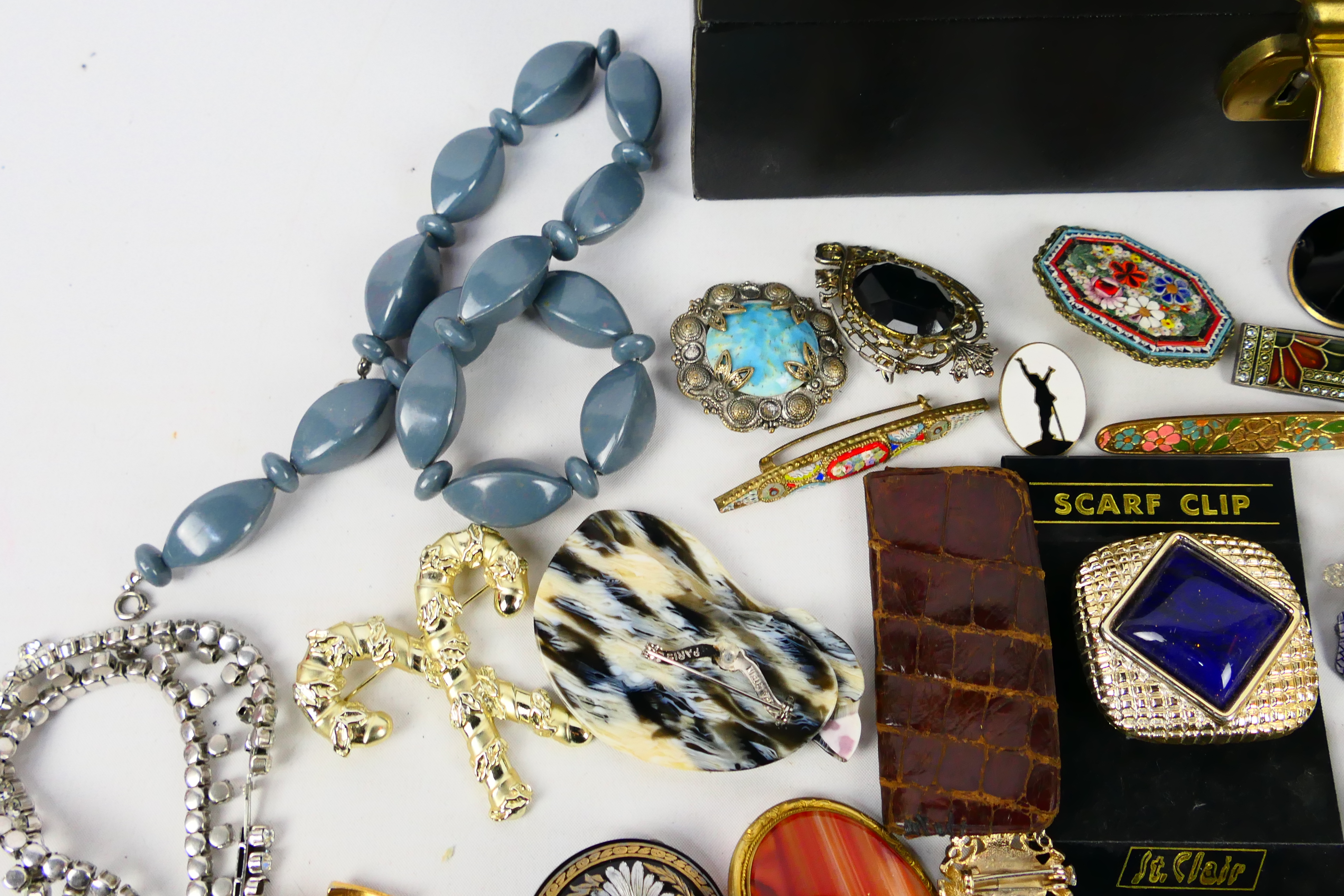 A jewellery box containing a collection of costume jewellery to include necklace, brooches, - Image 2 of 10