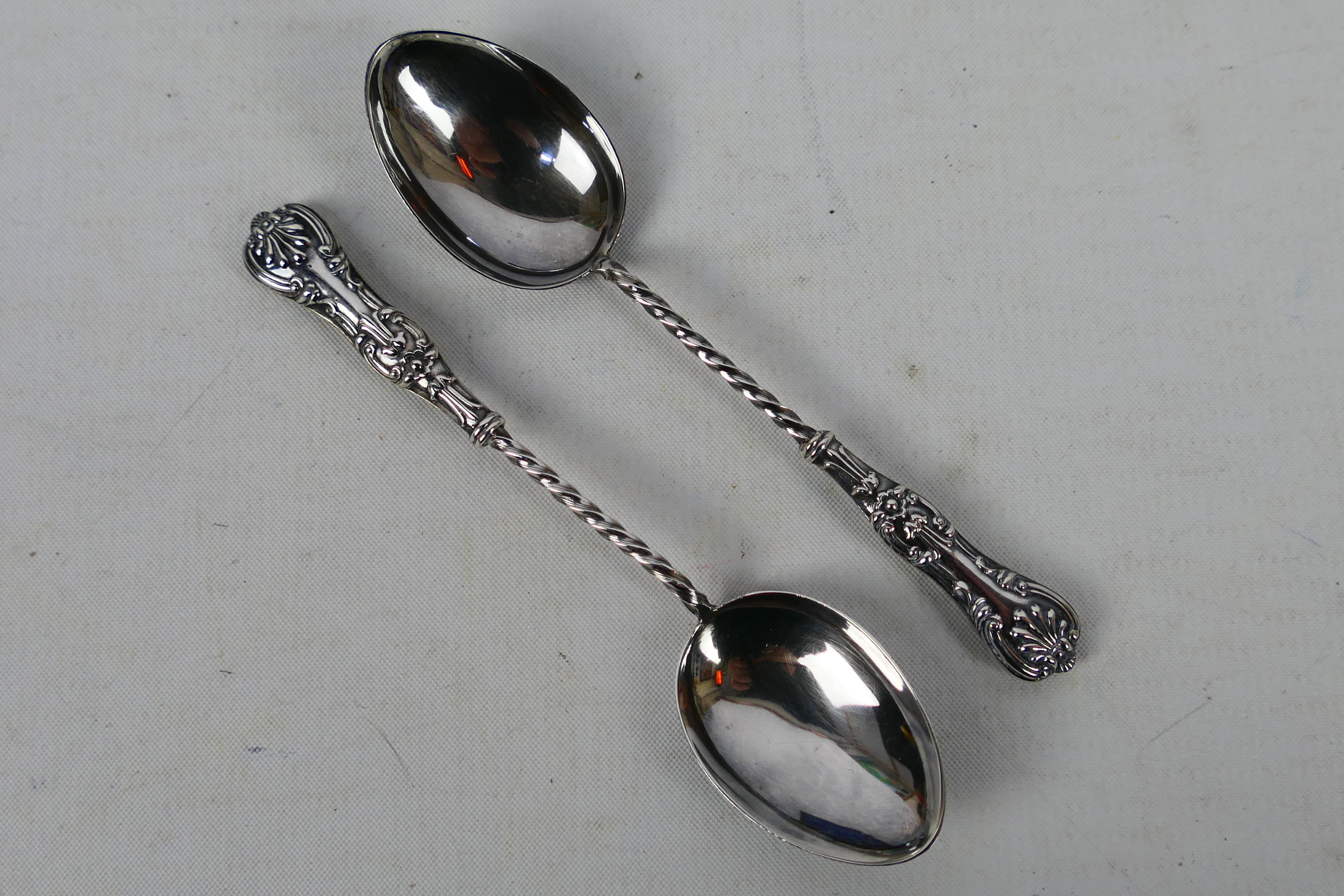 A cased set of six Edwardian coffee spoons with embossed handles and twist stems, - Image 3 of 5