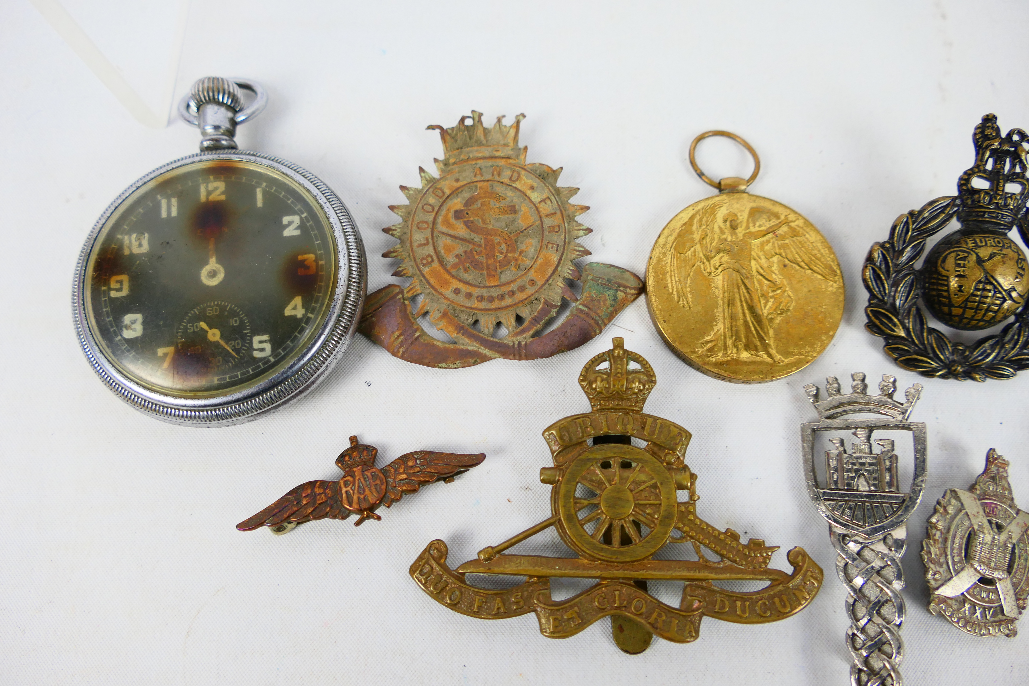 Lot to include various cap badges, General Service Trade Pattern pocket watch, - Image 5 of 11
