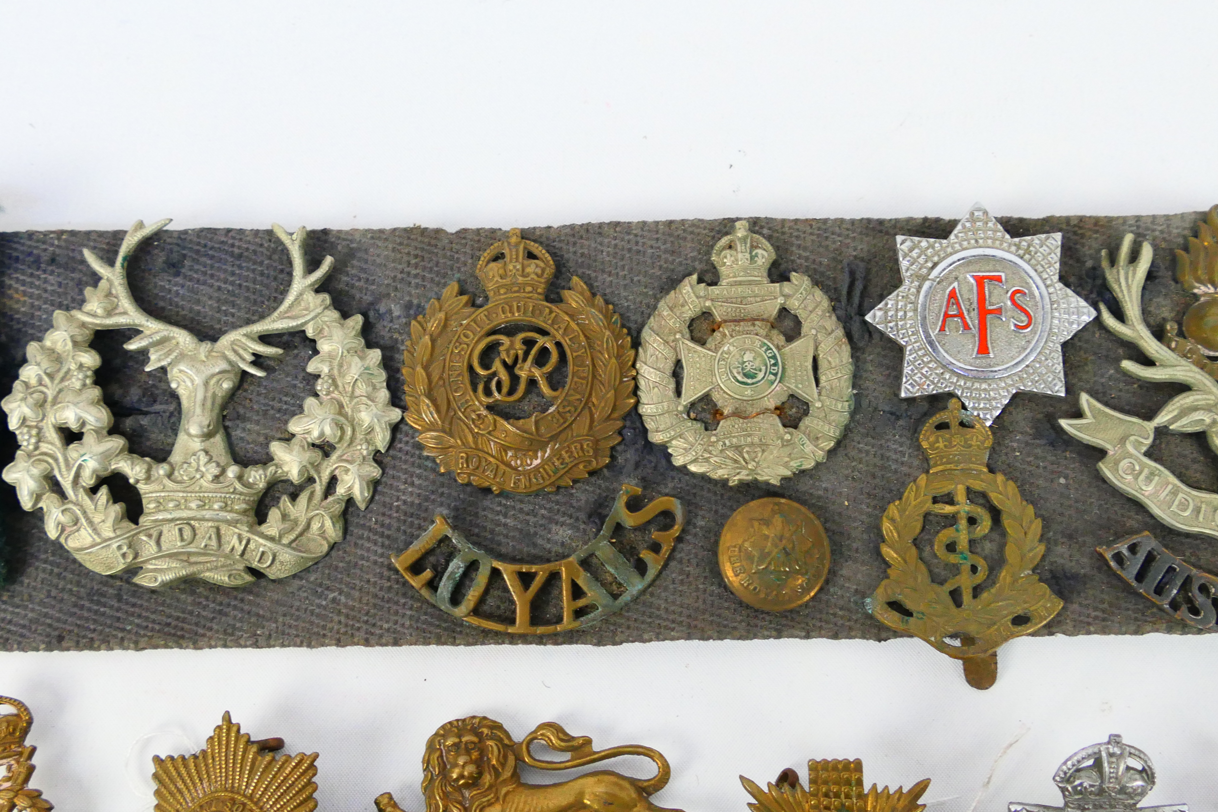 A collection of cap badges and similar insignia to include Royal East Kent, Rifle Brigade, - Image 3 of 12