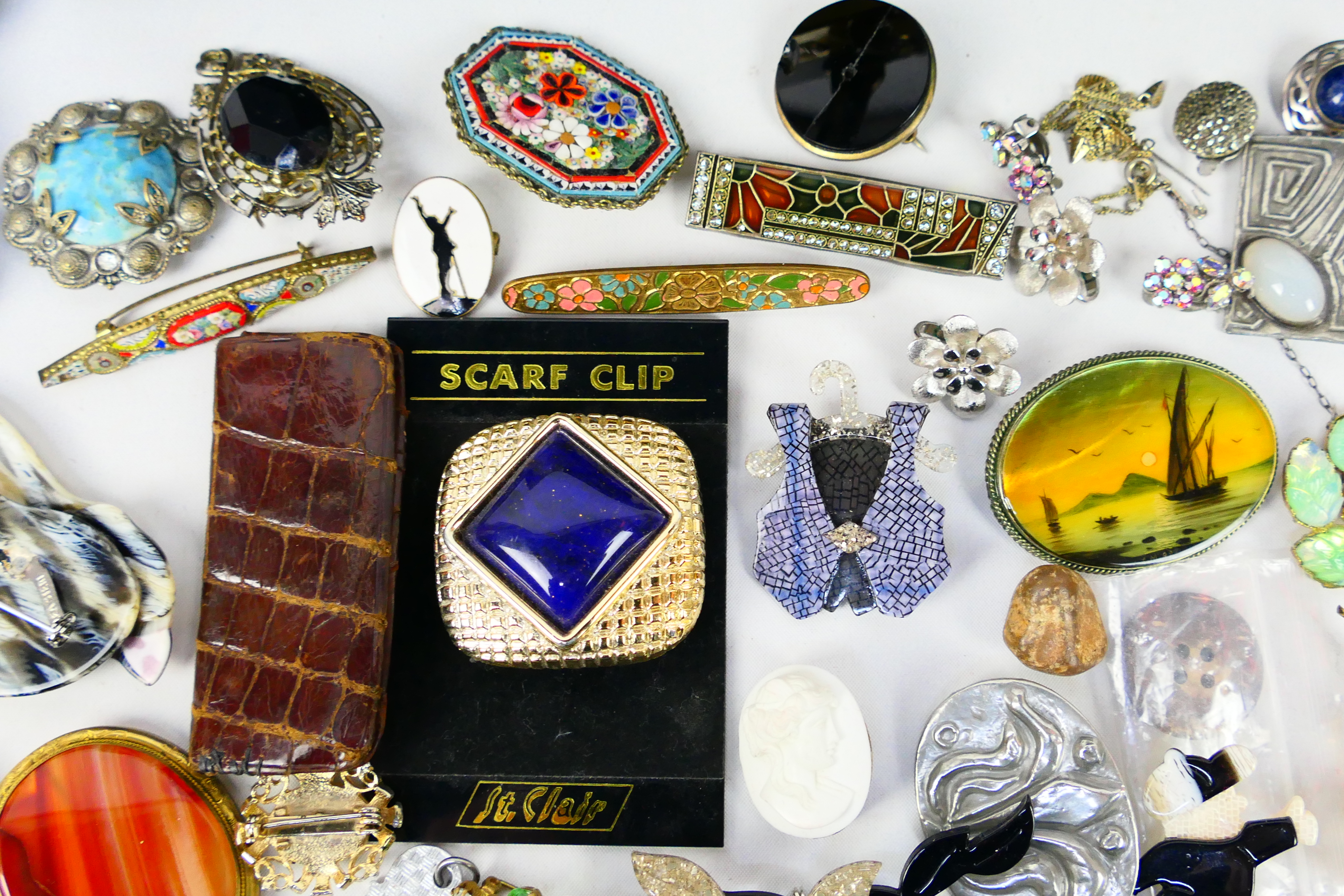 A jewellery box containing a collection of costume jewellery to include necklace, brooches, - Image 5 of 10